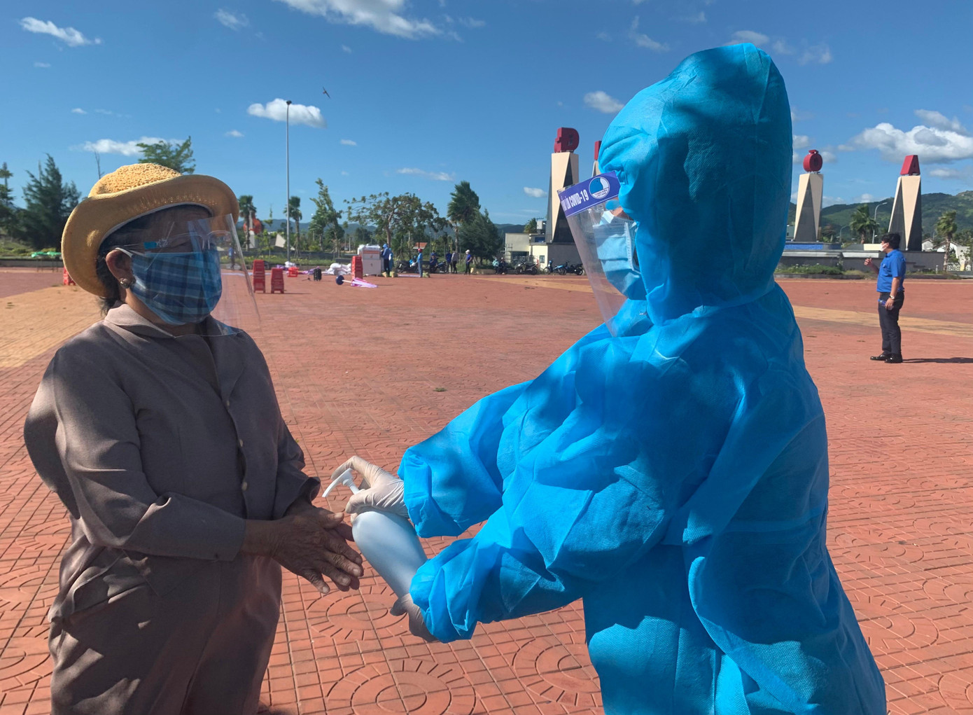 Mọi người đều tuân thủ quy tắc 5K, xếp hàng giữ khoảng cách an toàn, rửa tay sát khuẩn, đo thân nhiệt