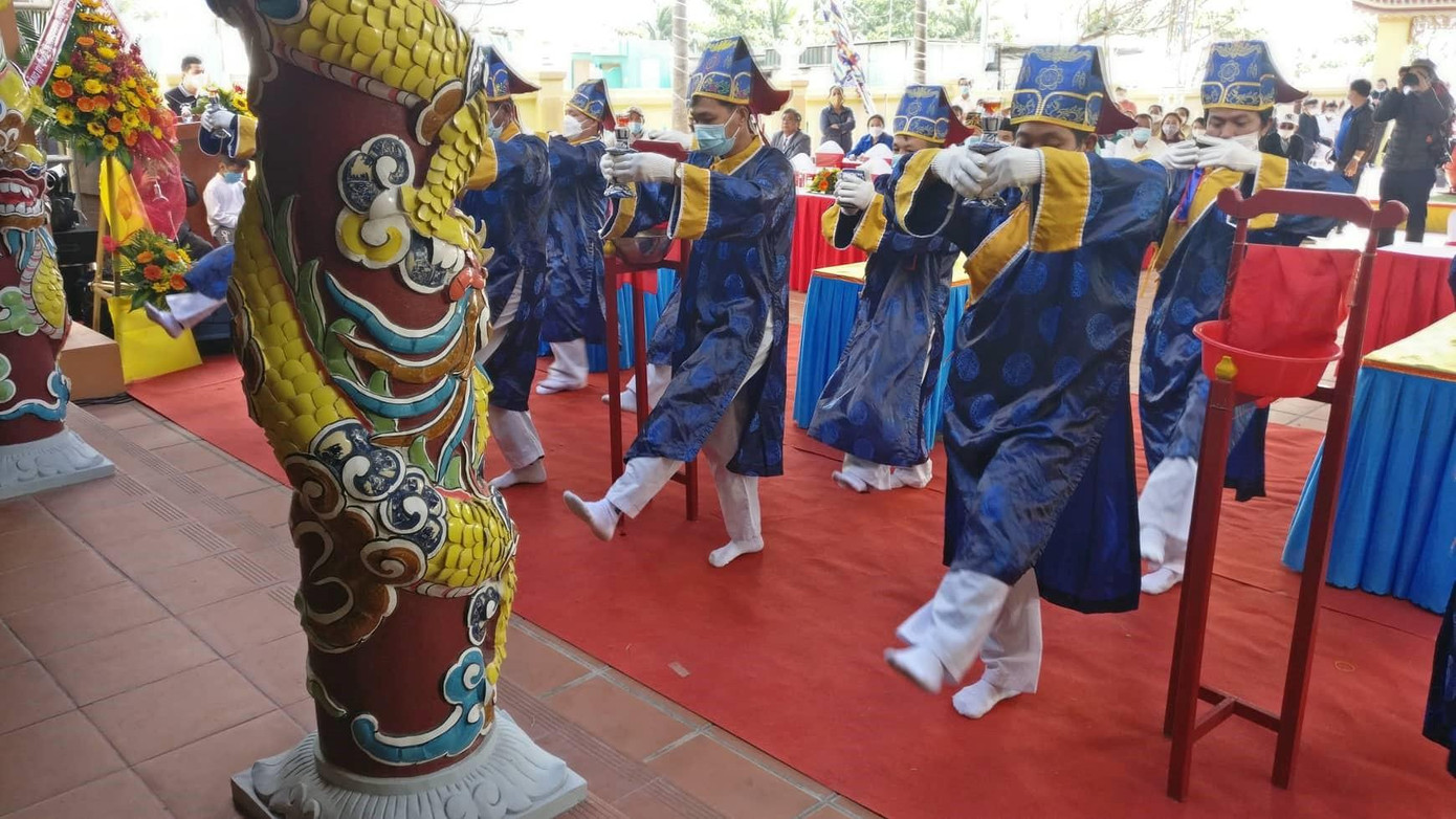 Nghi thức học trò cầu ngư đi 5 vòng - ảnh Kim Ngân Nghi thức học trò cầu ngư đi 5 vòng - ảnh Kim Ngân