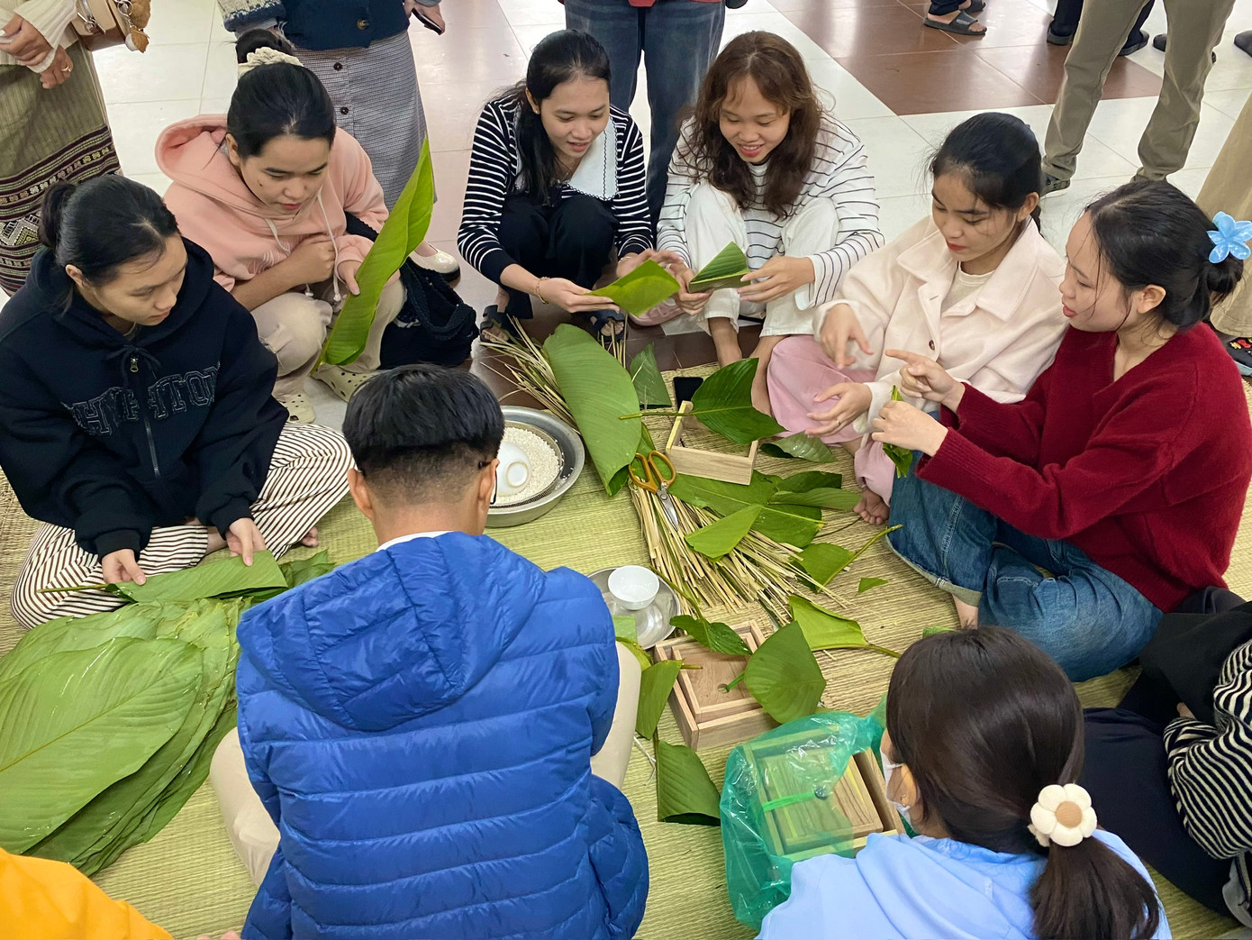Lần đầu tiên các bạn sinh viên quốc tế được tự tay gói bánh chưng, bánh tét ngày Tết, với sự hướng dẫn tận tình của các thầy cô giáo.
