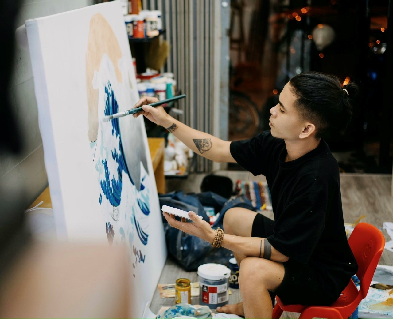 Anh mong những tác phẩm của mình được đón nhận để có thể đấu giá giúp đỡ cộng đồng nhiều hơn. Ảnh: NVCC.