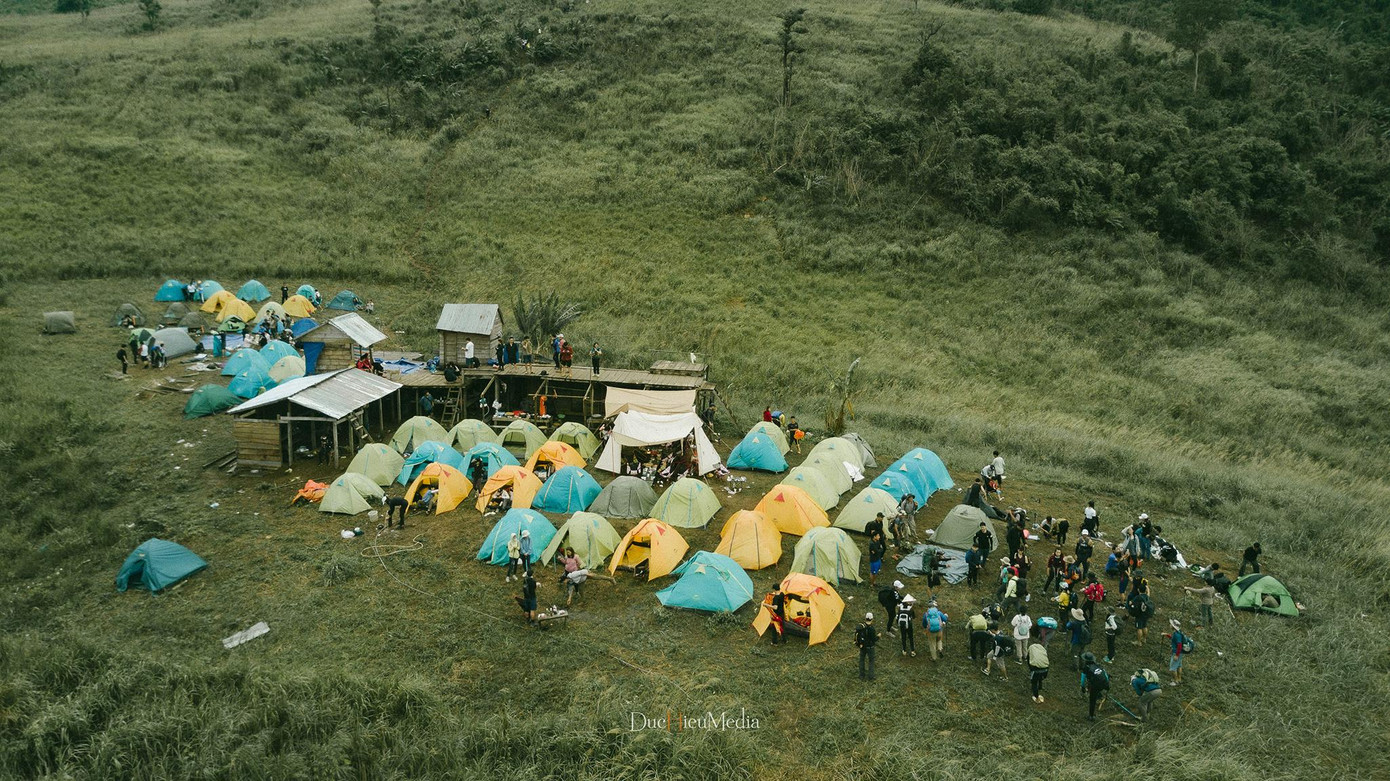 Đoàn lữ khách sẽ cùng sinh hoạt, vui chơi và tổ chức buổi lửa trại sau một hành trình chinh phục mệt mỏi rã rời nhưng cũng đầy hứng thú.