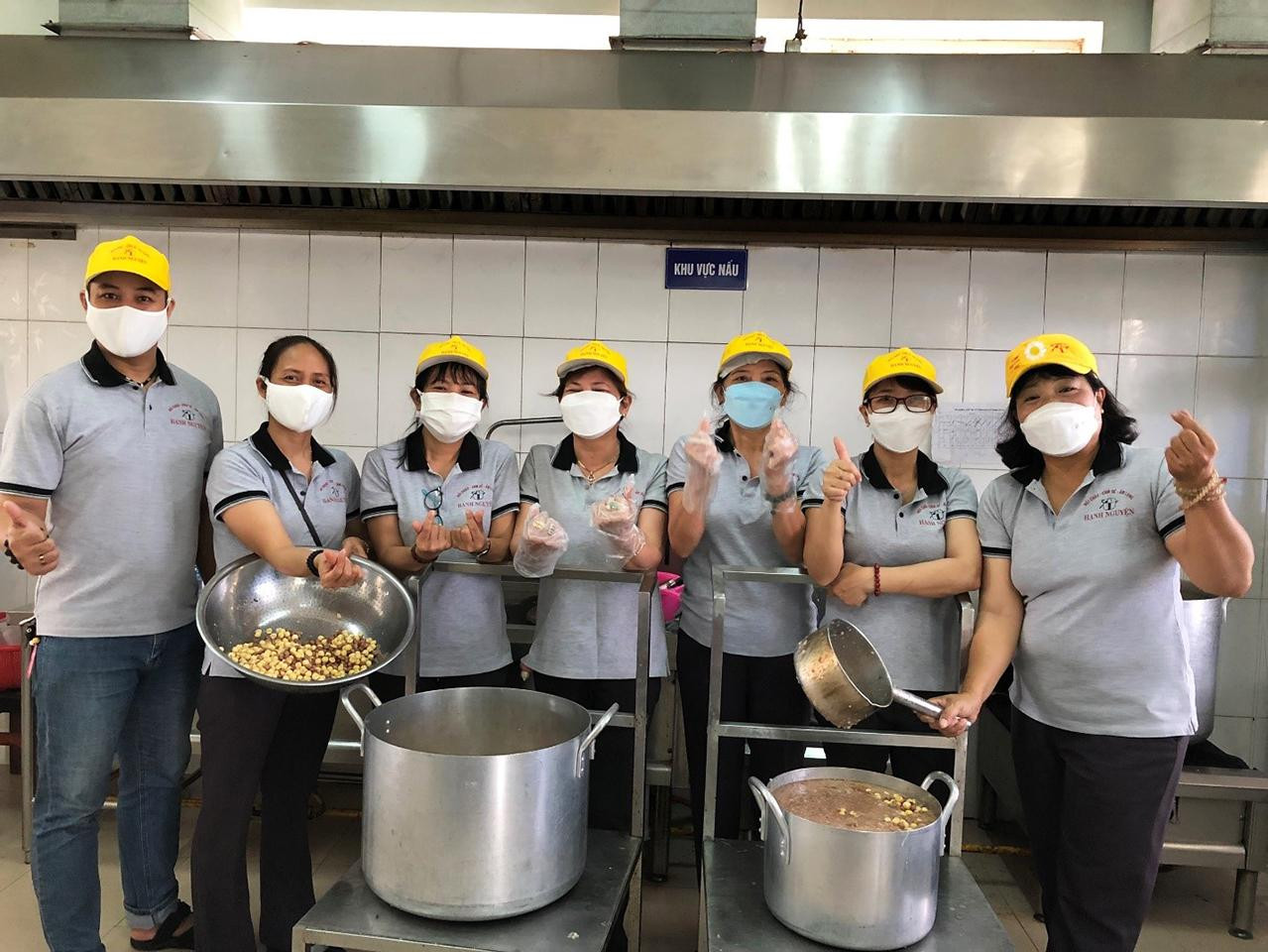 Trước tình hình dịch bệnh vẫn còn phức tạp tại thành phố Đà Nẵng, Hội không thể trao tận tay những suất cháo cho bệnh nhân, mà chỉ có thể nấu và chia phần ăn cho từng tầng. Sau đó các điều dưỡng sẽ nhận và phân phát cho từng bệnh nhân để giảm thiểu nguy cơ lây lan dịch bệnh - ảnh Mỹ Hoài Trước tình hình dịch bệnh vẫn còn phức tạp tại thành phố Đà Nẵng, Hội không thể trao tận tay những suất cháo cho bệnh nhân, mà chỉ có thể nấu và chia phần ăn cho từng tầng. Sau đó các điều dưỡng sẽ nhận và phân phát cho từng bệnh nhân để giảm thiểu nguy cơ lây lan dịch bệnh - ảnh Mỹ Hoài