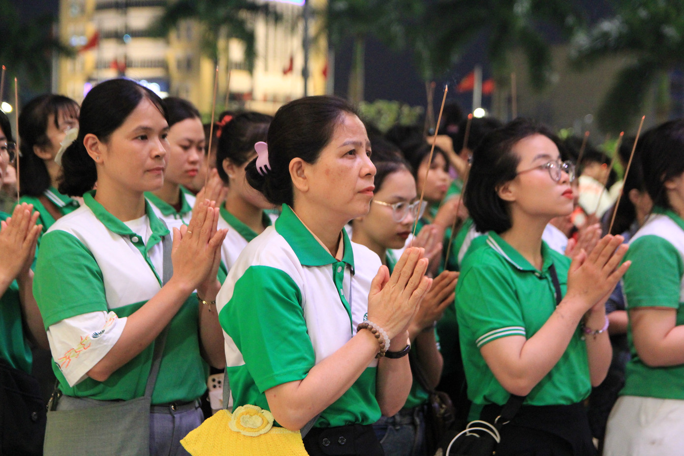 Trong không khí trang nghiêm tại Tượng đài 29-3 (quận Hải Châu), từ những bậc cao niên đến các bạn trẻ, sinh viên và cả những em nhỏ đều thành kính dâng hương và dành phút mặc niệm để tưởng nhớ những anh hùng liệt sĩ. Ảnh: Minh Hiền