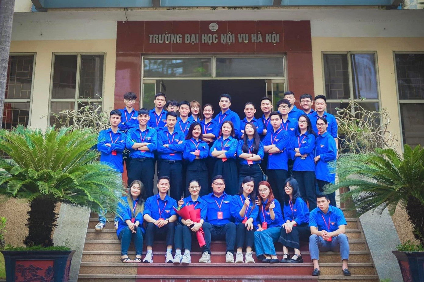 Hương đã đạt hàng loạt danh hiệu, như Sinh viên xuất sắc năm học 2021-2022, Sinh viên 5 tốt, đảng viên hoàn thành xuất sắc nhiệm vụ nhiều năm liền, các hoạt động nghiên cứu khoa học, Hội thao sinh viên, thành tích xuất sắc trong công tác phòng, chống dịch COVID-19 năm 2021; cùng hàng loạt khen thưởng về thành tích tình nguyện của nhà trường và huyện Đoàn địa phương. Trong ảnh: Hương (đứng thứ 4 phía bên trái qua, hàng thứ 2) tham gia Đại hội Liên chi Đoàn của trường năm 2022.