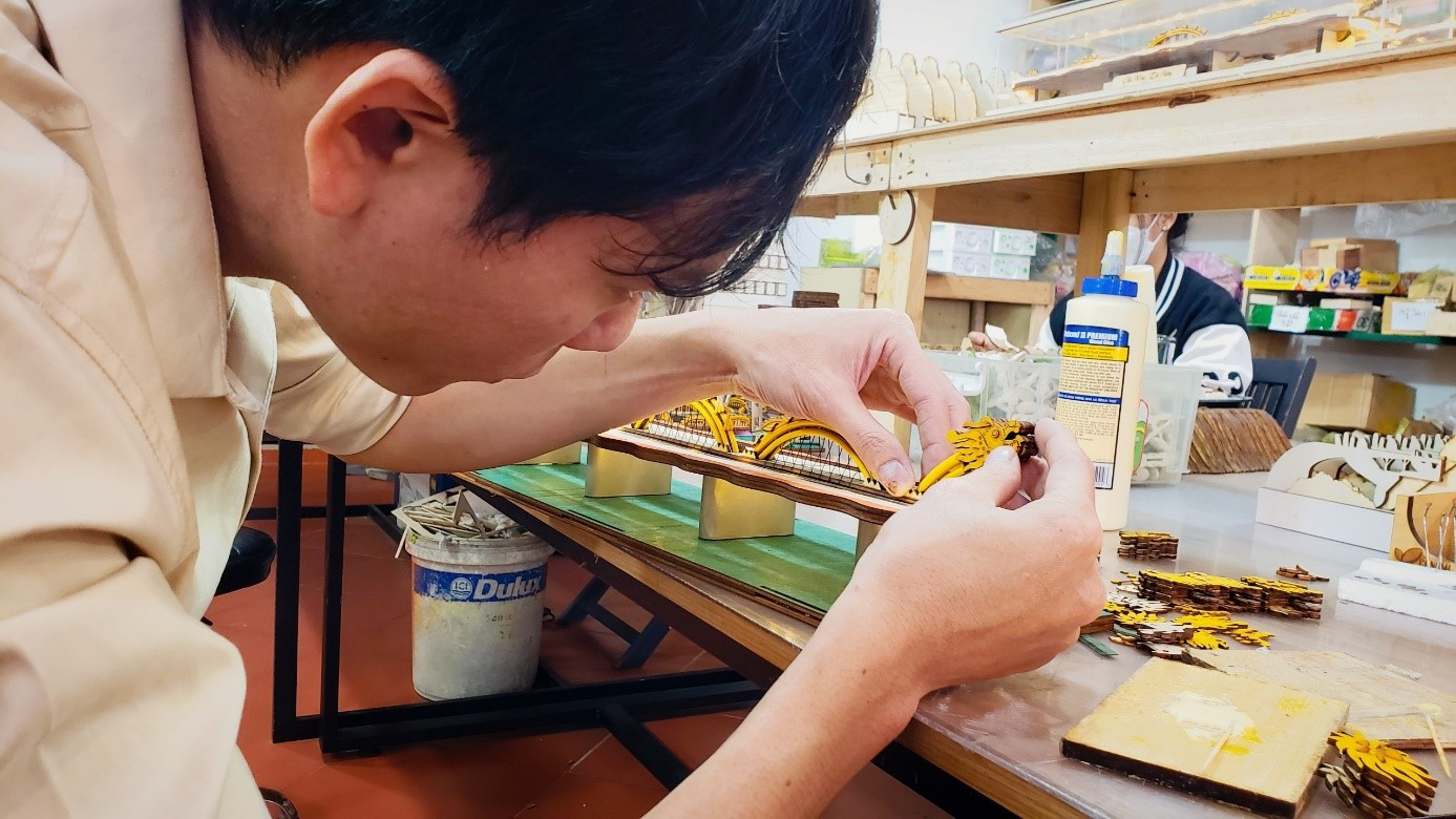 “Nếu chỉ tính riêng thời gian thợ lắp ráp, thì một mô hình 2D đơn giản chỉ tốn từ 5-10 phút, với mô hình 3D thì khoảng 10 tiếng. Còn những mô hình có cả ngàn chi tiết thì có khi mất đến 3 ngày mới lắp ráp xong một mô hình”, anh Bính chia sẻ.