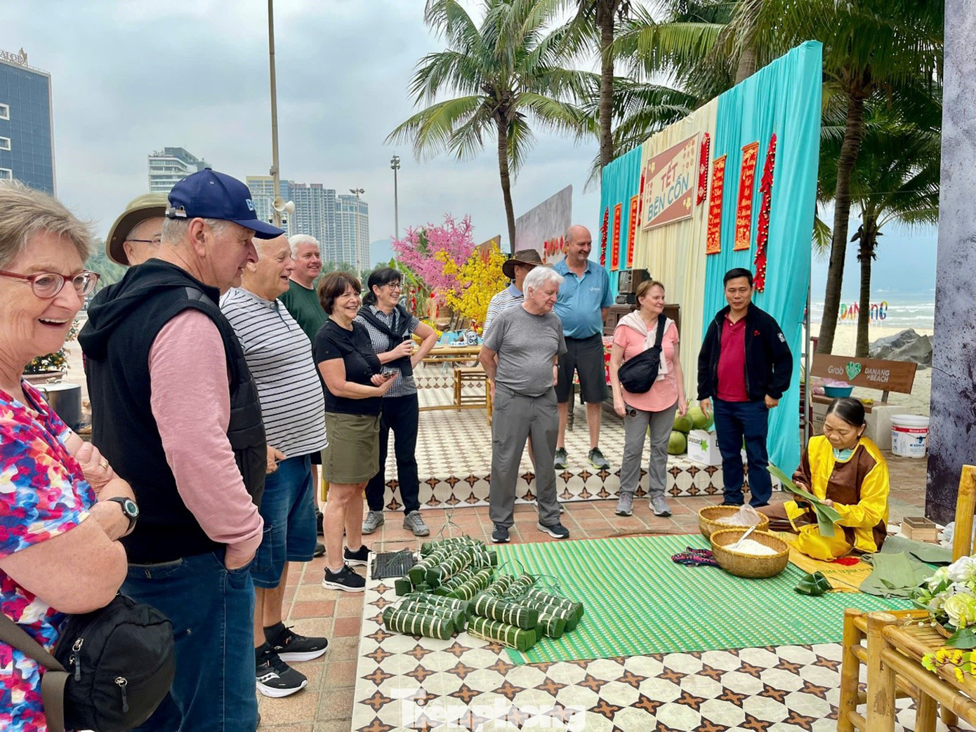 Bà Phạm Kim Ánh 60 tuổi, người mang đến lễ hội món bánh chưng truyền thống, chia sẻ: “Bánh chưng không chỉ là món ăn, mà còn là hồn cốt của ngày Tết Việt Nam. Qua sự kiện này, tôi mong muốn thế hệ trẻ sẽ hiểu, yêu và gìn giữ giá trị dân tộc, đồng thời để du khách quốc tế thêm yêu ẩm thực Việt”. Ảnh: Ngọc Thắm. Bà Phạm Kim Ánh 60 tuổi, người mang đến lễ hội món bánh chưng truyền thống, chia sẻ: “Bánh chưng không chỉ là món ăn, mà còn là hồn cốt của ngày Tết Việt Nam. Qua sự kiện này, tôi mong muốn thế hệ trẻ sẽ hiểu, yêu và gìn giữ giá trị dân tộc, đồng thời để du khách quốc tế thêm yêu ẩm thực Việt”. Ảnh: Ngọc Thắm.