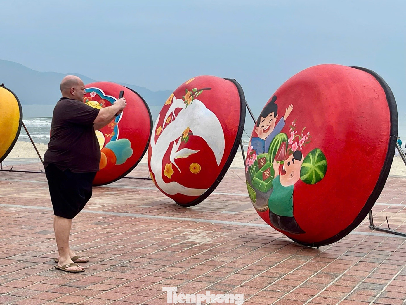 Check-in bên những bức tranh vẽ trên thuyền thúng vô cùng độc đáo. Ảnh: Ngọc Thắm. Check-in bên những bức tranh vẽ trên thuyền thúng vô cùng độc đáo. Ảnh: Ngọc Thắm.