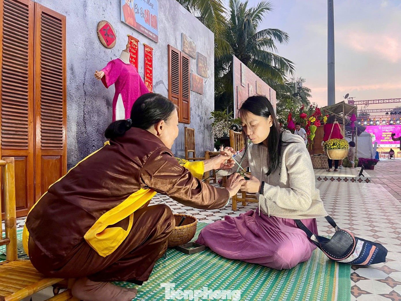 Chứng kiến và trải nghiệm cách làm bánh chưng, bánh tét - món ăn truyền thống không thể thiếu của Tết Việt. Ảnh: Ngọc Thắm. Chứng kiến và trải nghiệm cách làm bánh chưng, bánh tét - món ăn truyền thống không thể thiếu của Tết Việt. Ảnh: Ngọc Thắm.