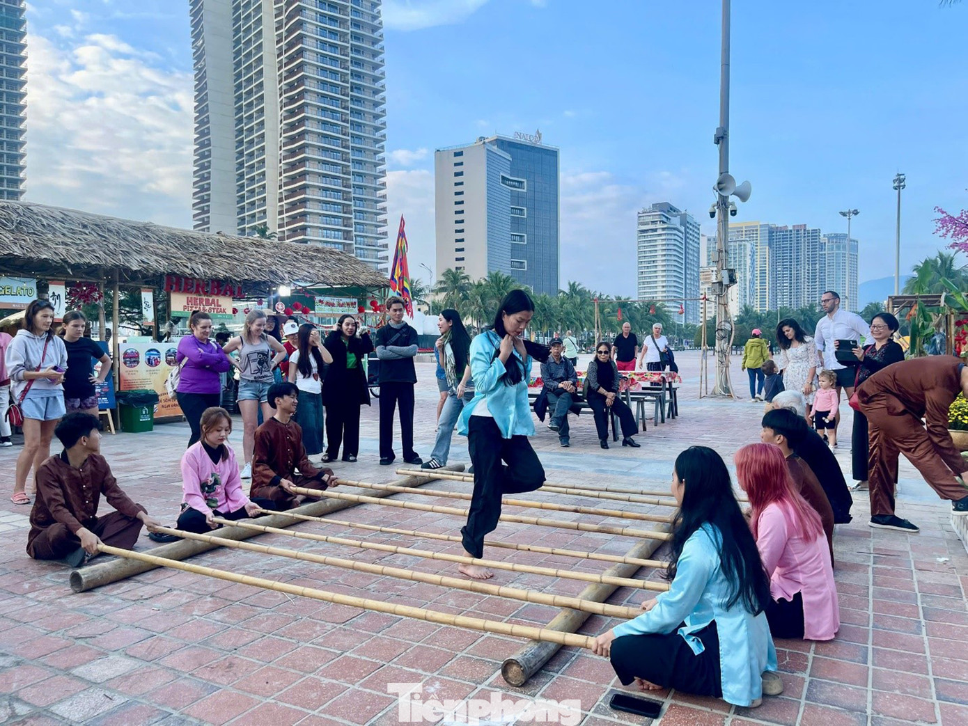 Thích thú với màn nhảy sạp rộn ràng. Ảnh: Ngọc Thắm. Thích thú với màn nhảy sạp rộn ràng. Ảnh: Ngọc Thắm.