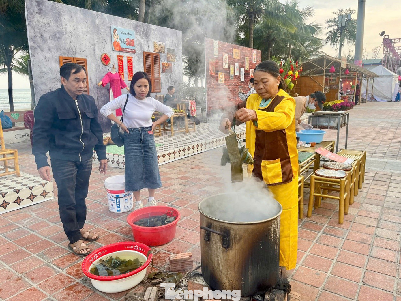 Chứng kiến và trải nghiệm cách làm bánh chưng, bánh tét - món ăn truyền thống không thể thiếu của Tết Việt. Ảnh: Ngọc Thắm. Chứng kiến và trải nghiệm cách làm bánh chưng, bánh tét - món ăn truyền thống không thể thiếu của Tết Việt. Ảnh: Ngọc Thắm.