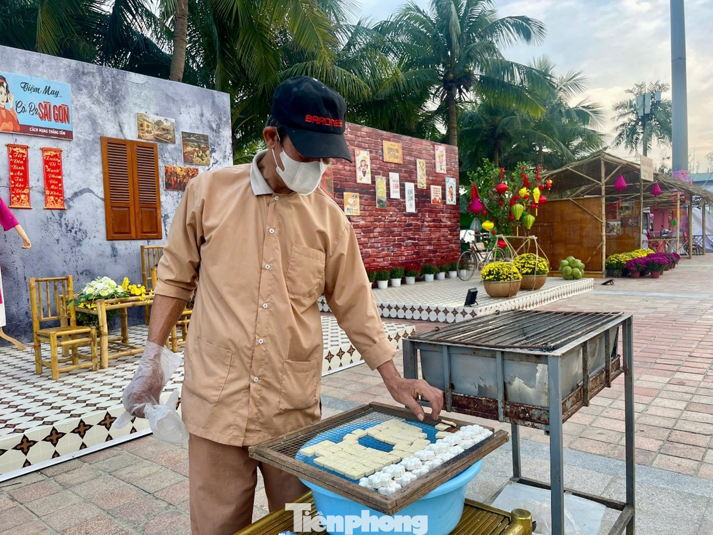 Mọi người có thể thưởng thức mứt dừa, mứt gừng, bánh in... miễn phí. Ảnh: Ngọc Thắm. Mọi người có thể thưởng thức mứt dừa, mứt gừng, bánh in... miễn phí. Ảnh: Ngọc Thắm.