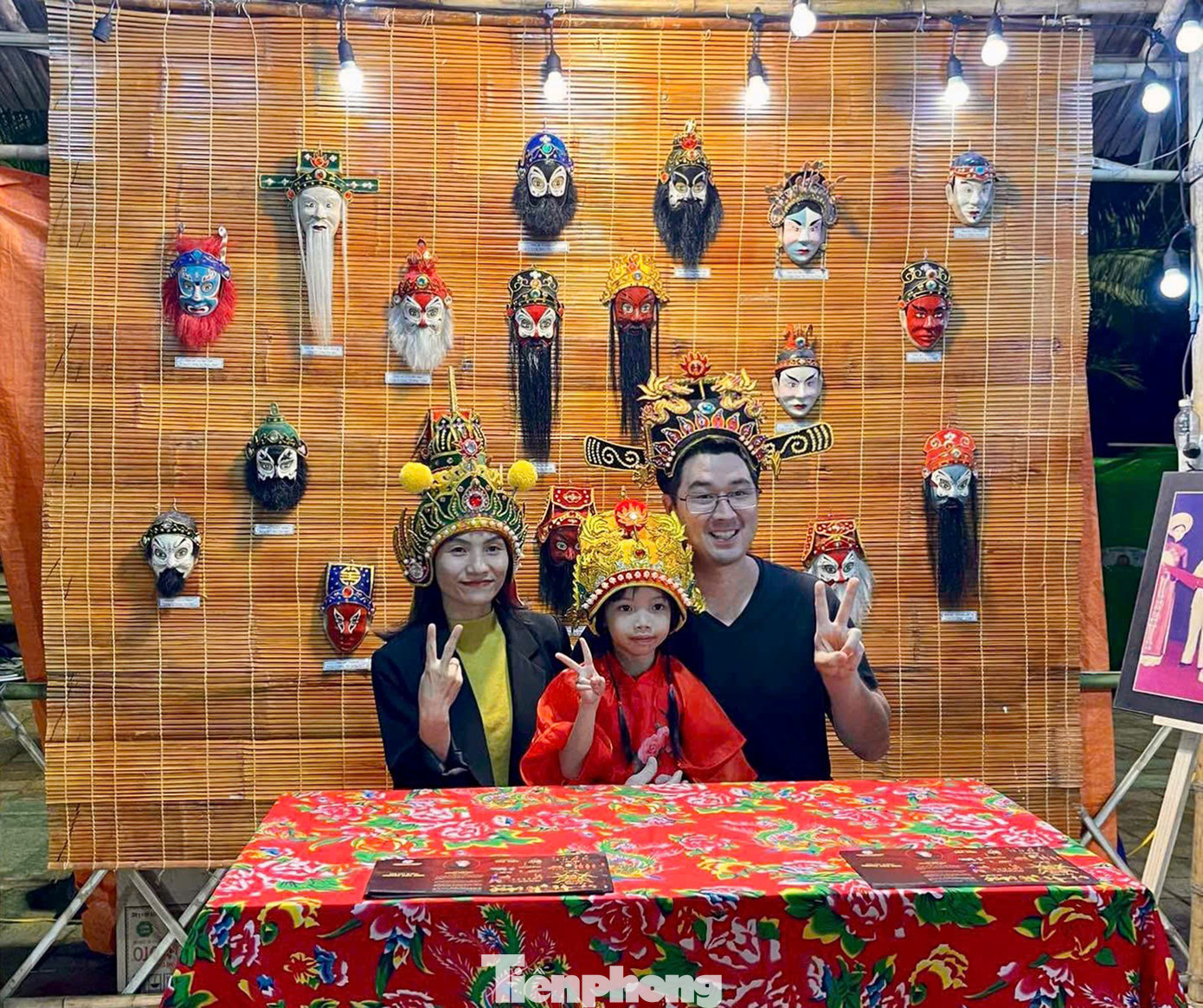 Lưu lại những hình ảnh độc đáo với nghệ thuật Tuồng. Ảnh: Ngọc Thắm. Lưu lại những hình ảnh độc đáo với nghệ thuật Tuồng. Ảnh: Ngọc Thắm.