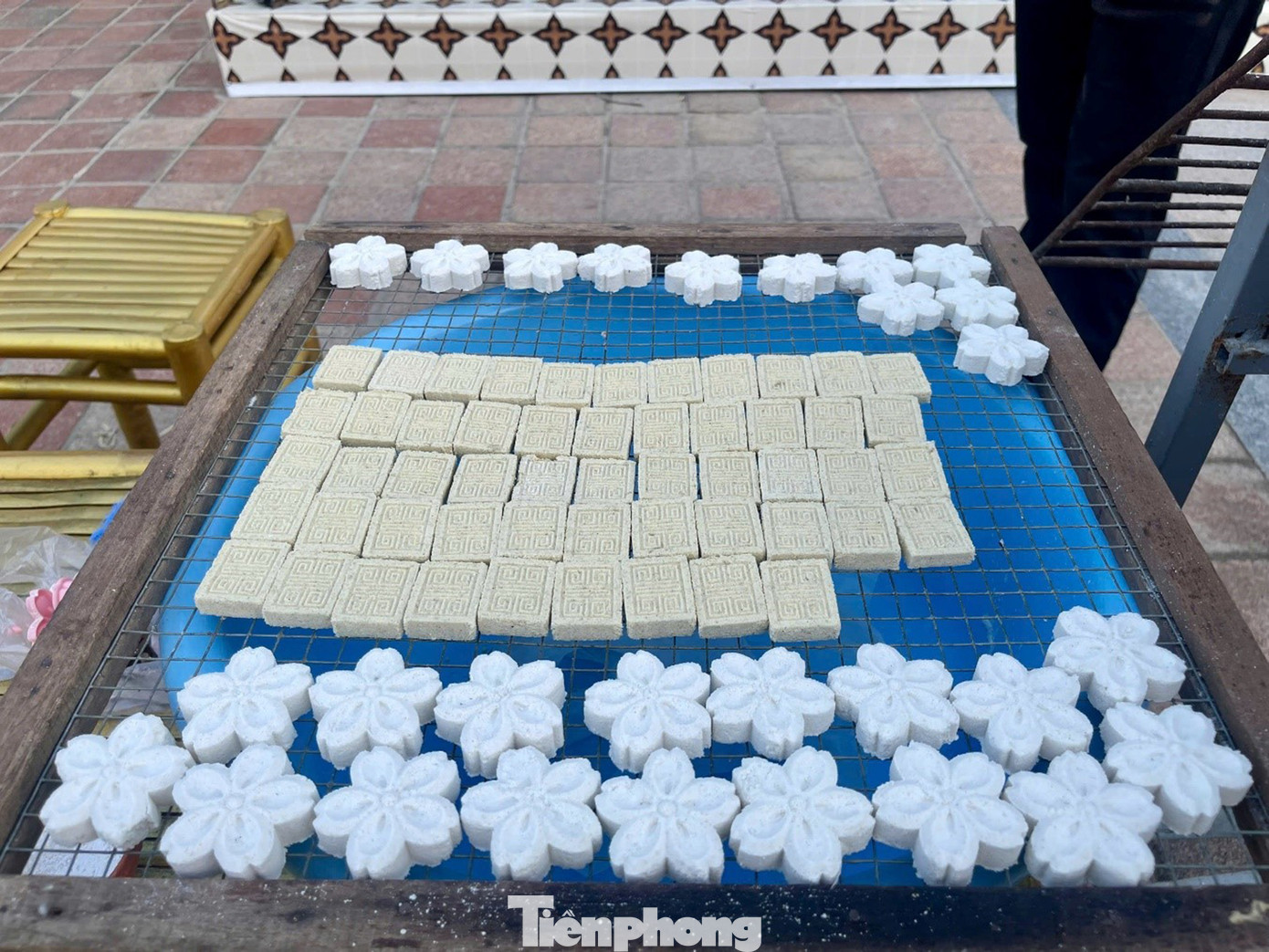 Mọi người có thể thưởng thức mứt dừa, mứt gừng, bánh in... miễn phí. Ảnh: Ngọc Thắm. Mọi người có thể thưởng thức mứt dừa, mứt gừng, bánh in... miễn phí. Ảnh: Ngọc Thắm.