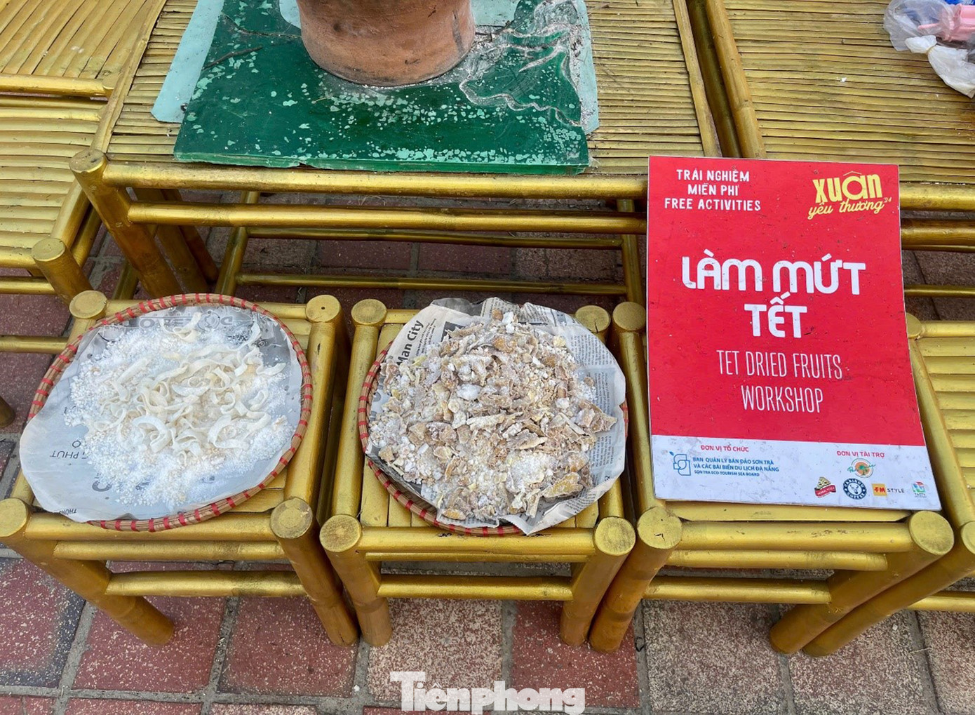 Mọi người có thể thưởng thức mứt dừa, mứt gừng, bánh in... miễn phí. Ảnh: Ngọc Thắm. Mọi người có thể thưởng thức mứt dừa, mứt gừng, bánh in... miễn phí. Ảnh: Ngọc Thắm.