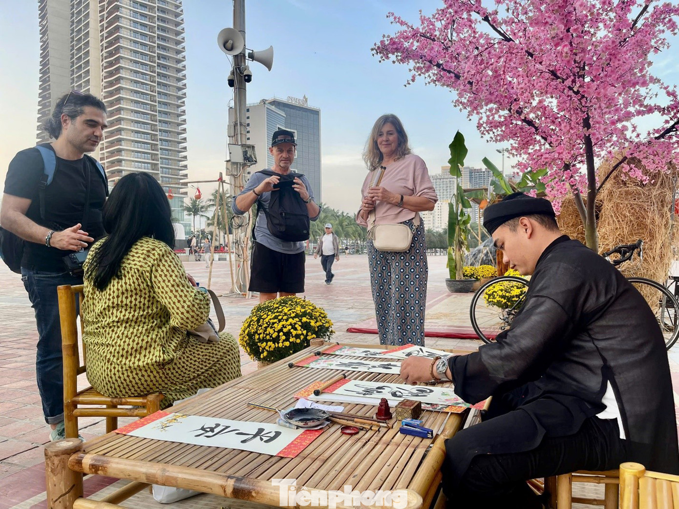 Các không gian viết thư pháp, xin chữ ông đồ, têm trầu cánh phượng… đem lại sự lắng đọng, mang đậm nét tinh thần Tết cổ truyền. Ảnh: Ngọc Thắm. Các không gian viết thư pháp, xin chữ ông đồ, têm trầu cánh phượng… đem lại sự lắng đọng, mang đậm nét tinh thần Tết cổ truyền. Ảnh: Ngọc Thắm.