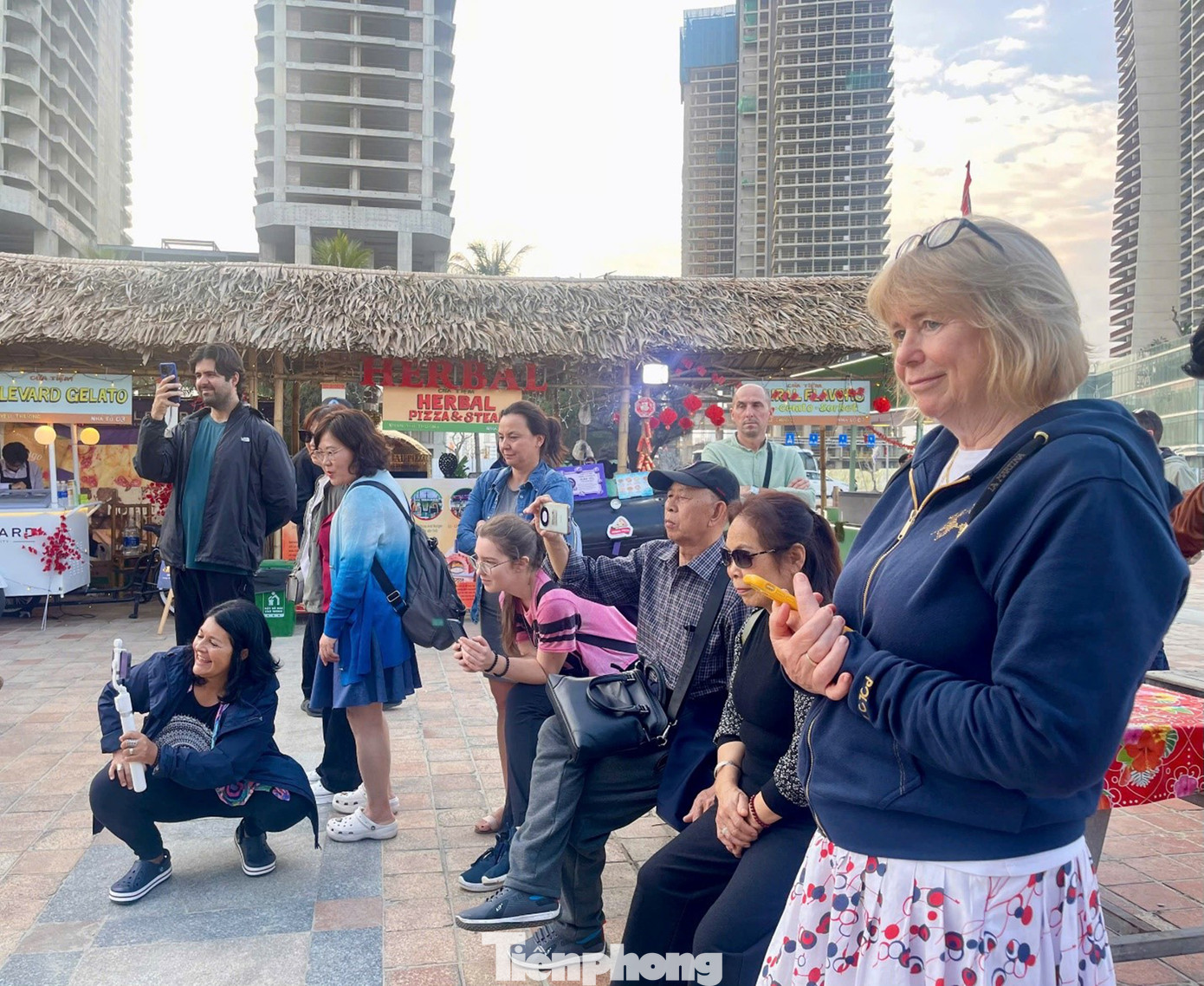 Ông Sylvain Quebec (66 tuổi) - du khách đến từ Canada - chia sẻ: “Tôi rất hào hứng khi tham gia lễ hội này. Không gian đậm chất Việt Nam khiến tôi như lạc vào một câu chuyện Tết cổ tích. Ẩm thực thì tuyệt vời, các hoạt động văn hóa hấp dẫn và đầy sáng tạo. Tôi chắc chắn sẽ quay lại Việt Nam thêm nhiều lần nữa”. Ảnh: Ngọc Thắm. Ông Sylvain Quebec (66 tuổi) - du khách đến từ Canada - chia sẻ: “Tôi rất hào hứng khi tham gia lễ hội này. Không gian đậm chất Việt Nam khiến tôi như lạc vào một câu chuyện Tết cổ tích. Ẩm thực thì tuyệt vời, các hoạt động văn hóa hấp dẫn và đầy sáng tạo. Tôi chắc chắn sẽ quay lại Việt Nam thêm nhiều lần nữa”. Ảnh: Ngọc Thắm.