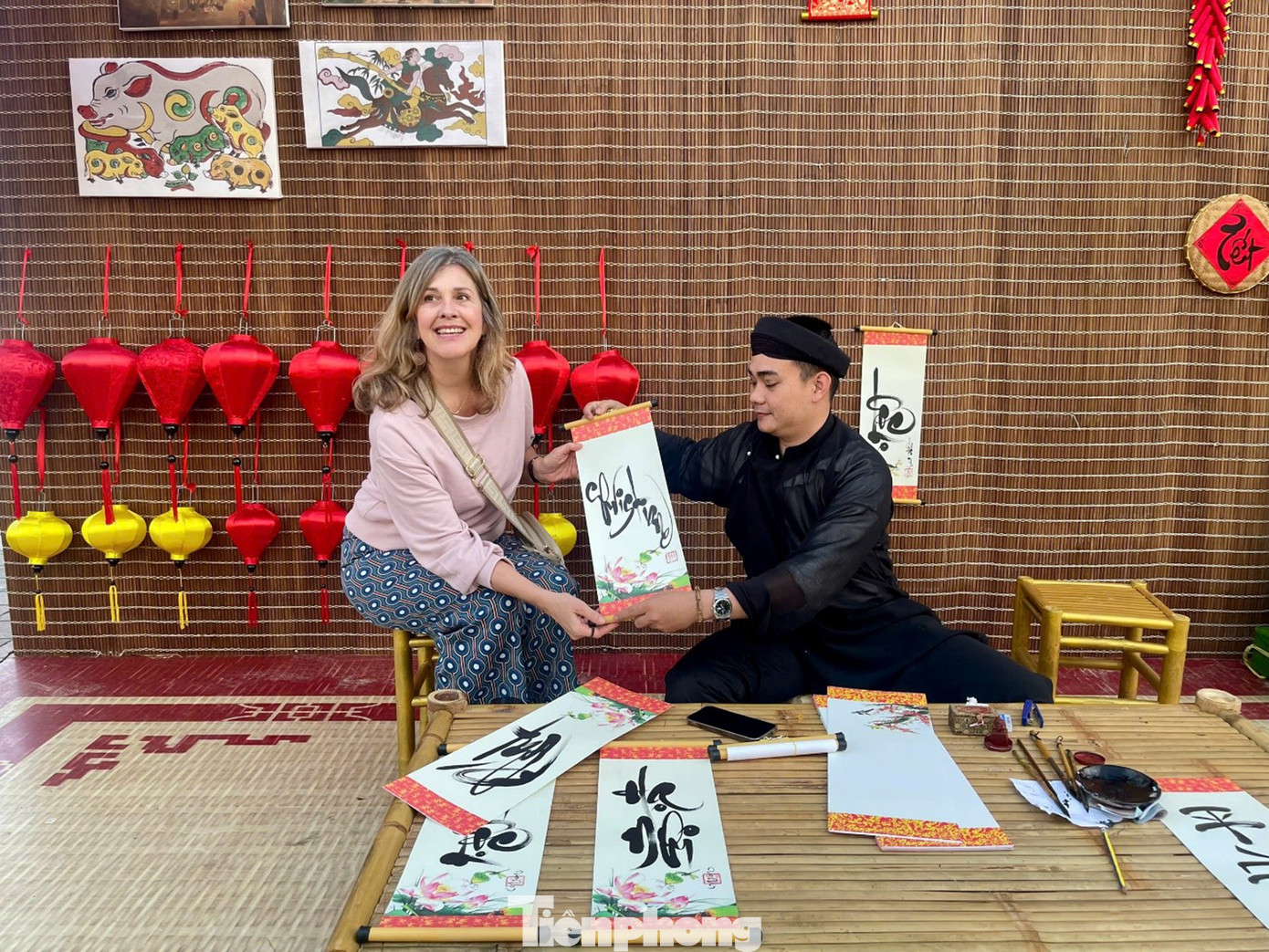 Du khách nước ngoài hào hứng với trải nghiệm. Ảnh: Ngọc Thắm. Du khách nước ngoài hào hứng với trải nghiệm. Ảnh: Ngọc Thắm.