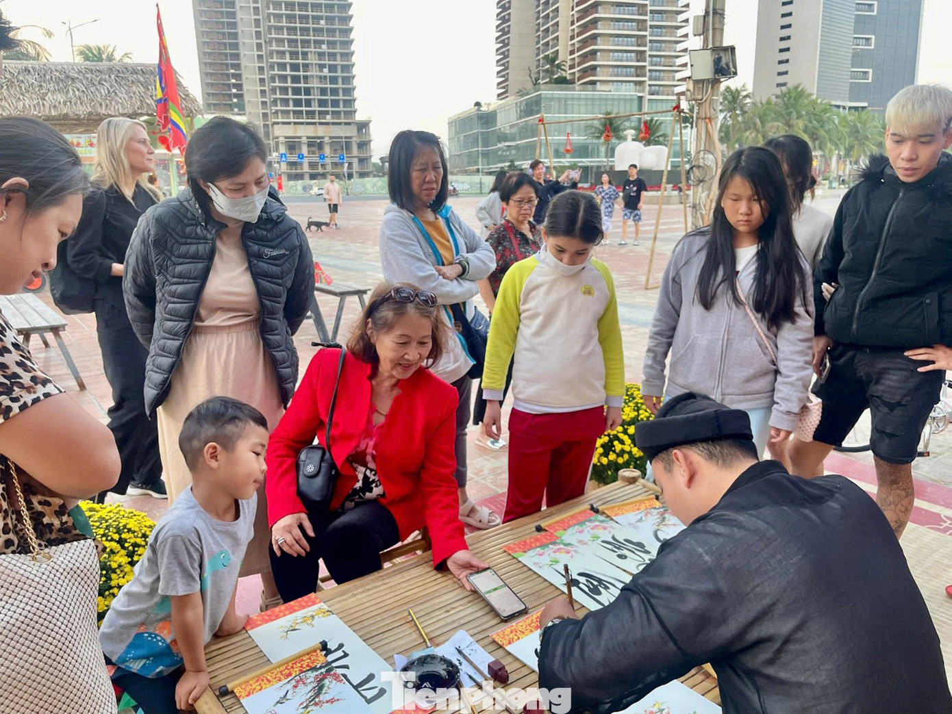 Các không gian viết thư pháp, xin chữ ông đồ, têm trầu cánh phượng… đem lại sự lắng đọng, mang đậm nét tinh thần Tết cổ truyền. Ảnh: Ngọc Thắm. Các không gian viết thư pháp, xin chữ ông đồ, têm trầu cánh phượng… đem lại sự lắng đọng, mang đậm nét tinh thần Tết cổ truyền. Ảnh: Ngọc Thắm.