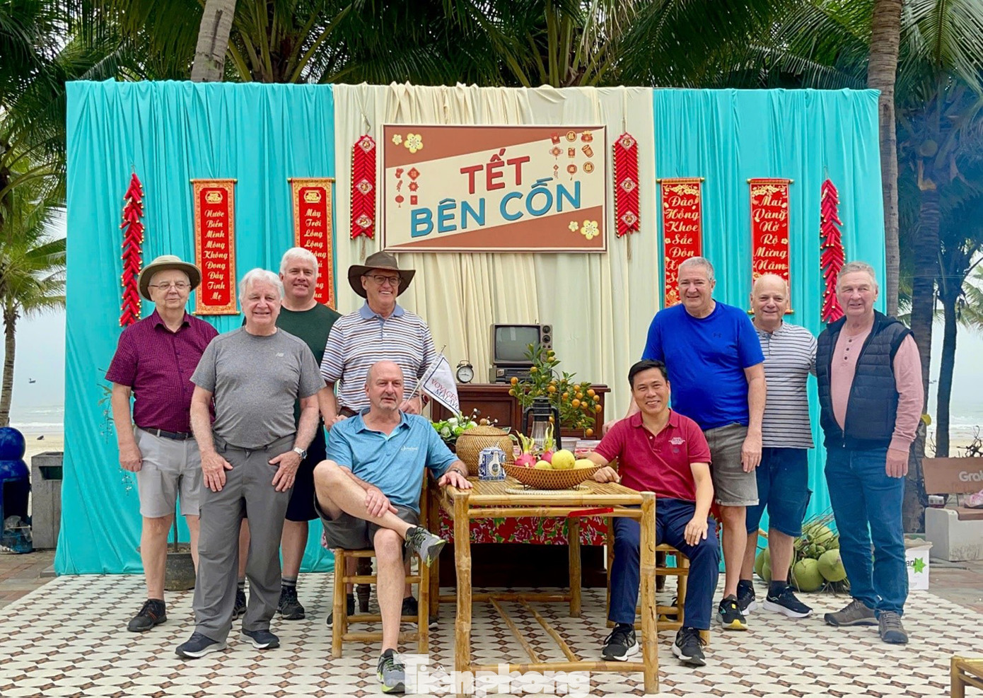 Du khách nước ngoài hào hứng chụp ảnh kỷ niệm bên không gian Tết xưa bên Công viên Biển Đông. Ảnh: Ngọc Thắm. Du khách nước ngoài hào hứng chụp ảnh kỷ niệm bên không gian Tết xưa bên Công viên Biển Đông. Ảnh: Ngọc Thắm.