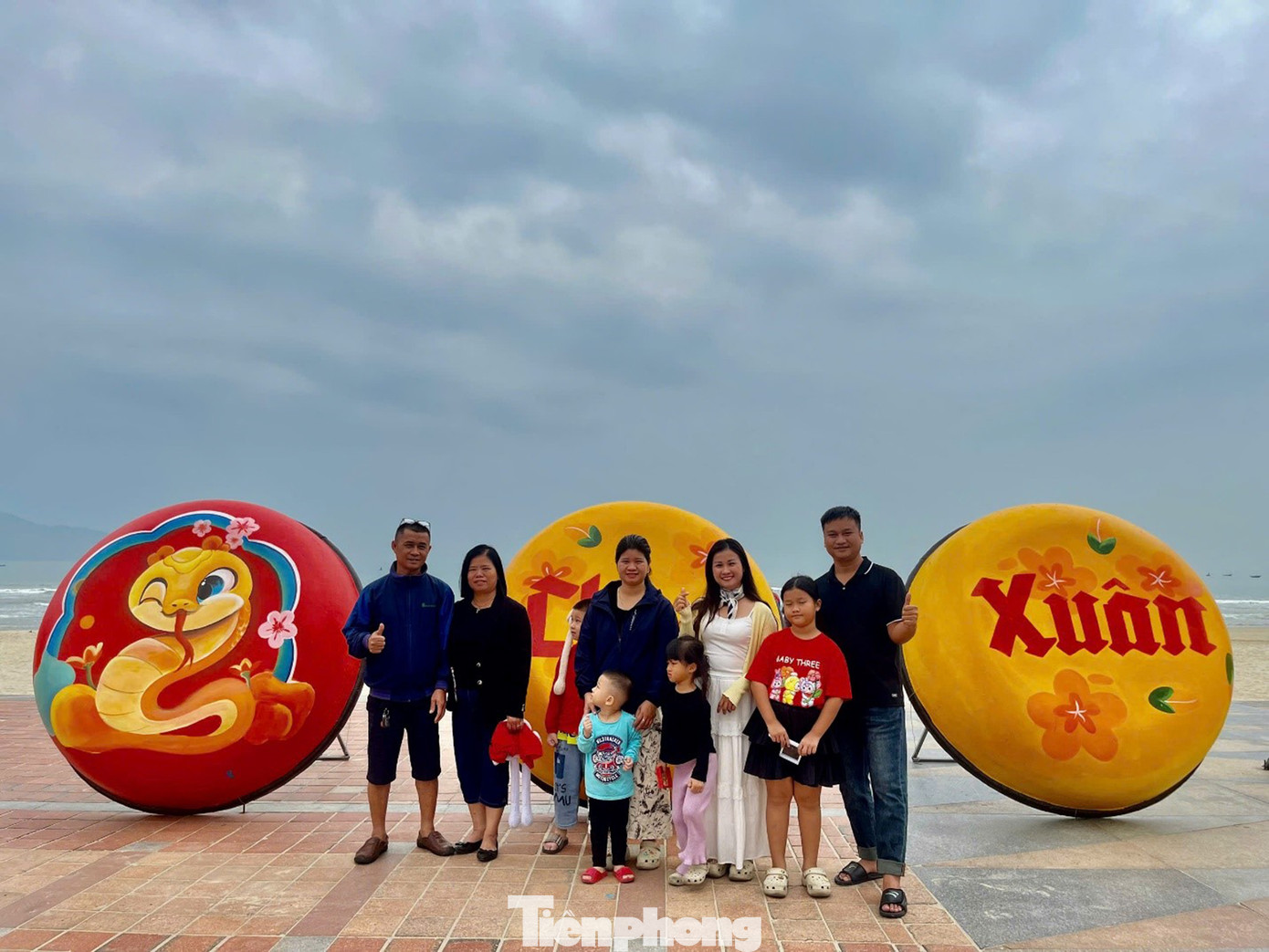 Check-in bên những bức tranh vẽ trên thuyền thúng vô cùng độc đáo. Ảnh: Ngọc Thắm. Check-in bên những bức tranh vẽ trên thuyền thúng vô cùng độc đáo. Ảnh: Ngọc Thắm.