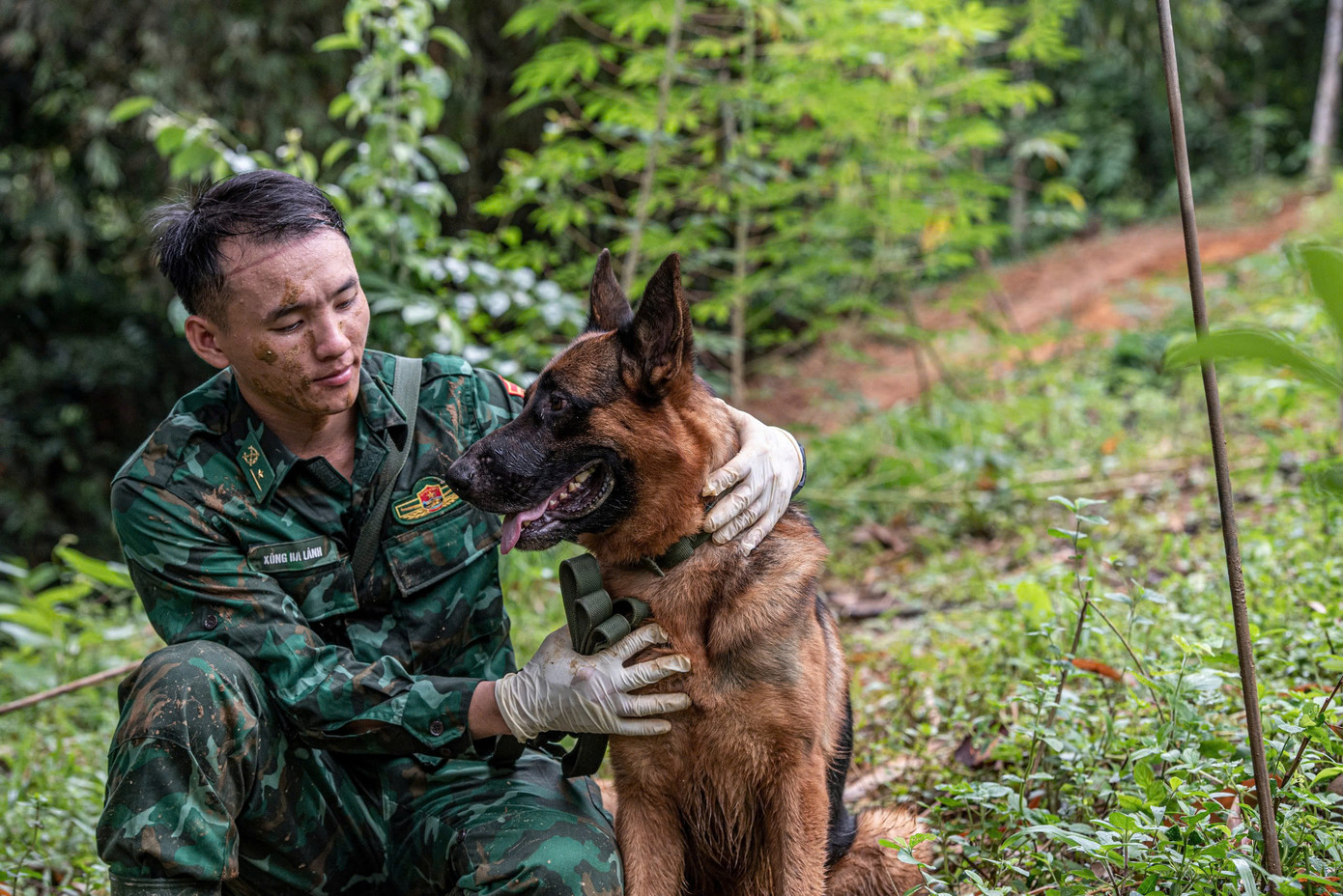 Thiếu úy Xồng Bá Lành động viên con Nam Da vào những thời điểm mưa, bùn lầy ngập ngụa. Ảnh: Văn Chương Thiếu úy Xồng Bá Lành động viên con Nam Da vào những thời điểm mưa, bùn lầy ngập ngụa. Ảnh: Văn Chương