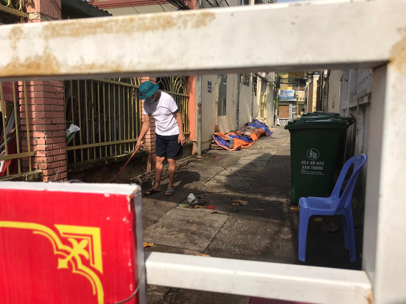 Ông Lê Quyết Chiến (73 tuổi, người dân tổ 10 phường Thuận Phước) phấn khởi cho biết: Nghe tin được tháo chốt khu phong tỏa của tôi mừng lắm. Tính từ lúc phong tỏa cả thành phố tới giờ, khu tôi đã nằm yên bất động gần 2 tháng rưỡi rồi". Đây là ảnh chụp ông Chiến chỉ khoảng 15 phút trước khi chốt được tháo dỡ - ảnh Th.L