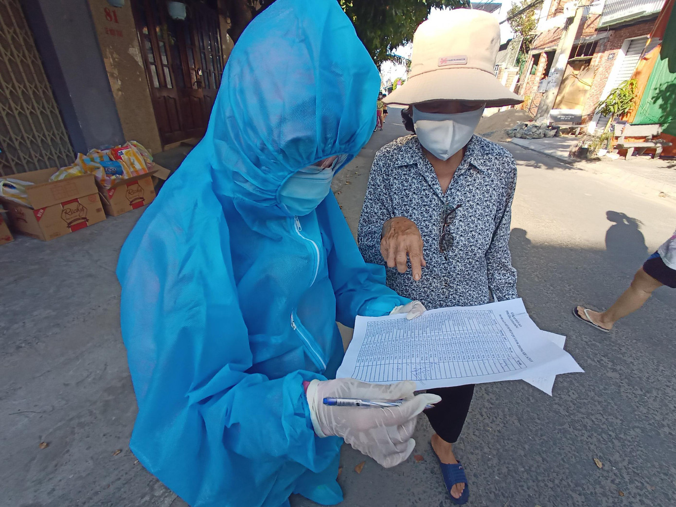 Tổng cộng có 53 suất quà gửi đến các em ở tổ 38, tổ 39 thuộc khu cách ly ở ngã tư Đặng Vũ Hỷ và Lê Hữu Trác. Danh sách các em nhỏ được lên chi tiết để không bỏ sót món quà nào cho các bé.