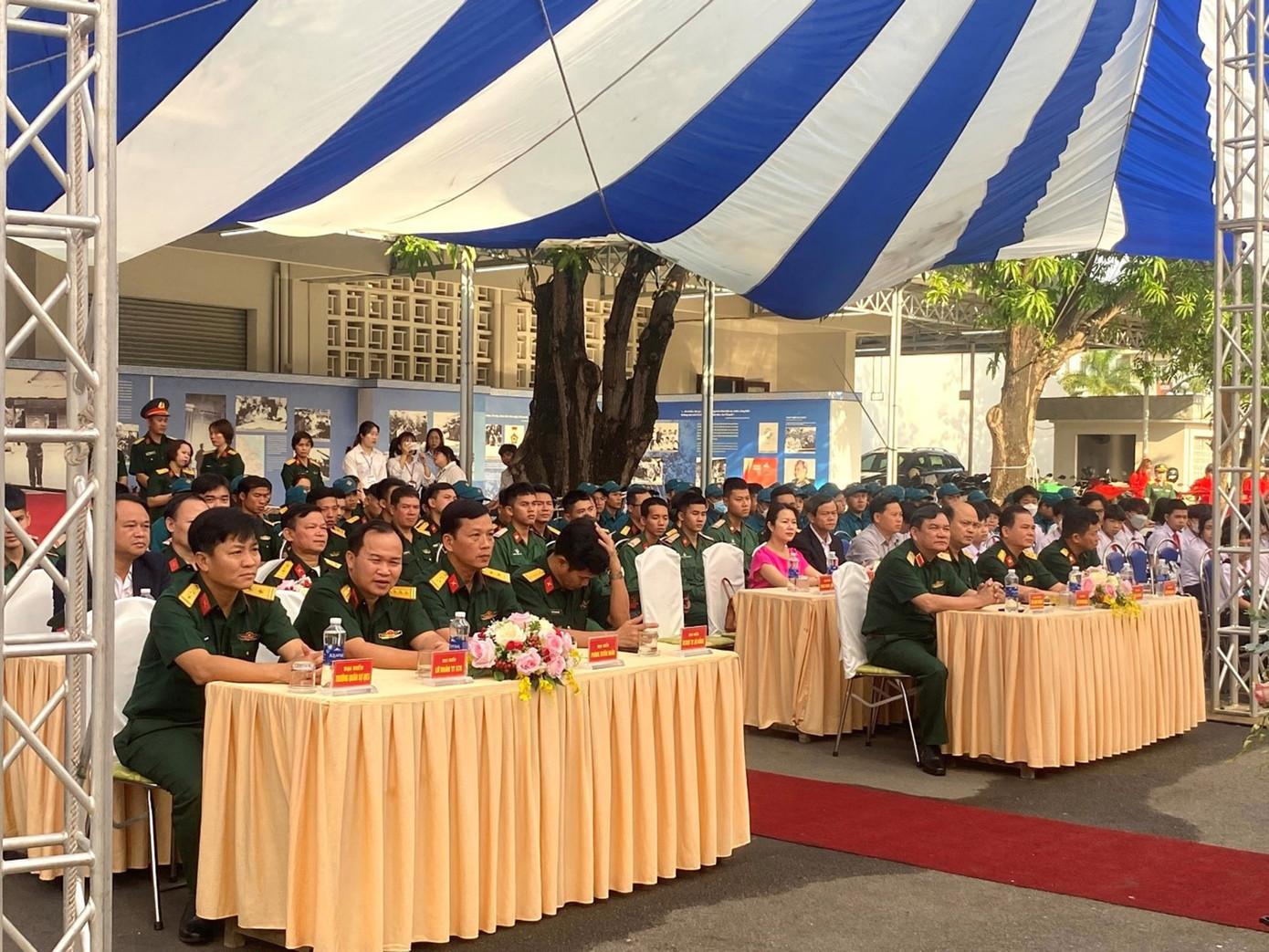 Các đại biểu dự khai mạc triển lãm (Ảnh: Huy -Thảo) Các đại biểu dự khai mạc triển lãm (Ảnh: Huy -Thảo)