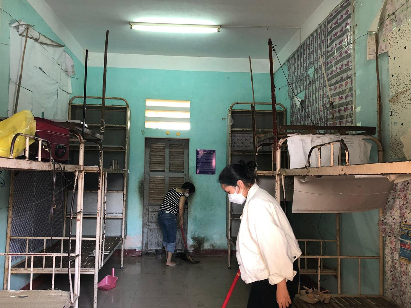 Dọn dẹp phòng ở kí túc xá - ảnh Thảo Nguyên