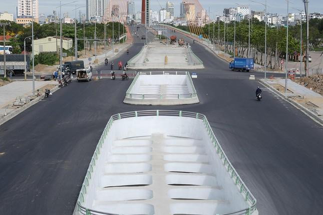 Dự án cải tạo cụm nút giao thông phía tây cầu Trần Thị Lý đang hoàn thiện những khâu cuối cùng, dự kiến khánh thành vào ngày 29/3 nhân dịp kỷ niệm 47 nhân ngày giải phóng TP Đà Nẵng.