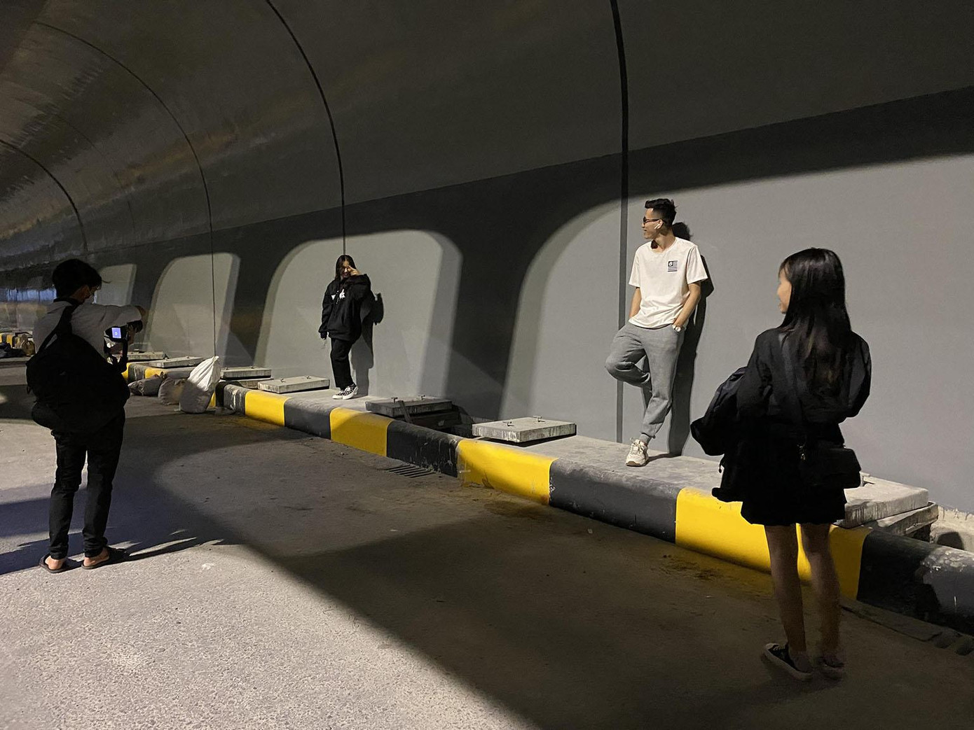 “Tranh thủ hầm chui chưa có xe hoạt động, tôi cùng các bạn đến đây để lưu lại những bức hình kỷ niệm khi chưa ra trường. Check-in xong, chúng tôi về ngay vì trời nắng gắt”, bạn Lê Hồng Hạnh cho hay. Trong ảnh, các bạn trẻ tận dụng ánh sáng từ các ô "giếng trời" để chụp ảnh.