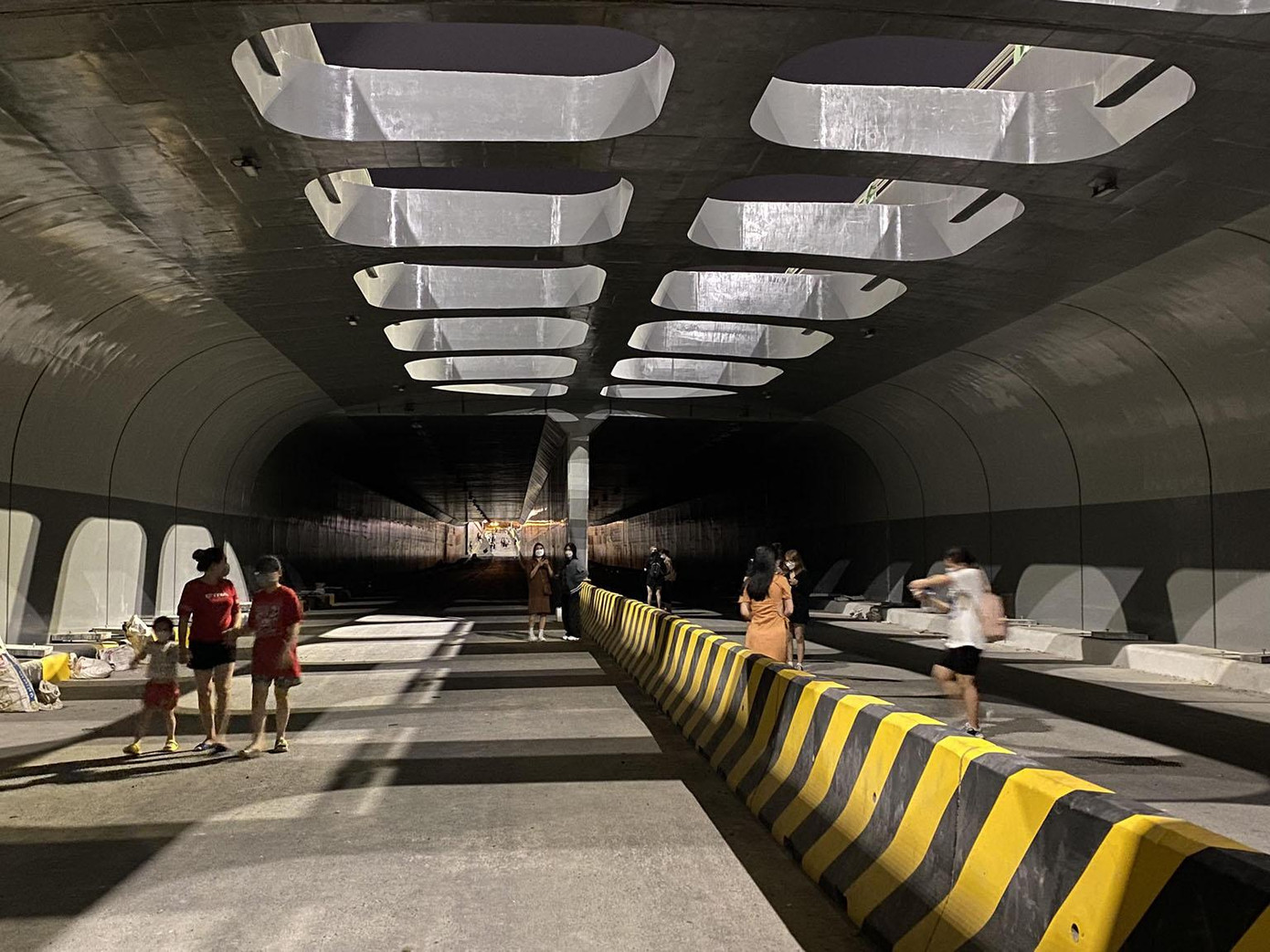 Chị Nguyên (trú quận Hải Châu) dẫn theo con nhỏ tới vào buổi tối, chia sẻ: “Tôi thấy các bạn trẻ chụp hình sống ảo đăng Facebook, vì gần nhà nên tôi dẫn con đến đây chơi. Tới nơi, tôi thấy địa điểm này đẹp còn hơn trên hình. Buổi tối có ánh sáng từ đèn điện chiếu xuyên qua các ô vuông, nhìn xa thấy hun hút khá kỳ ảo….”