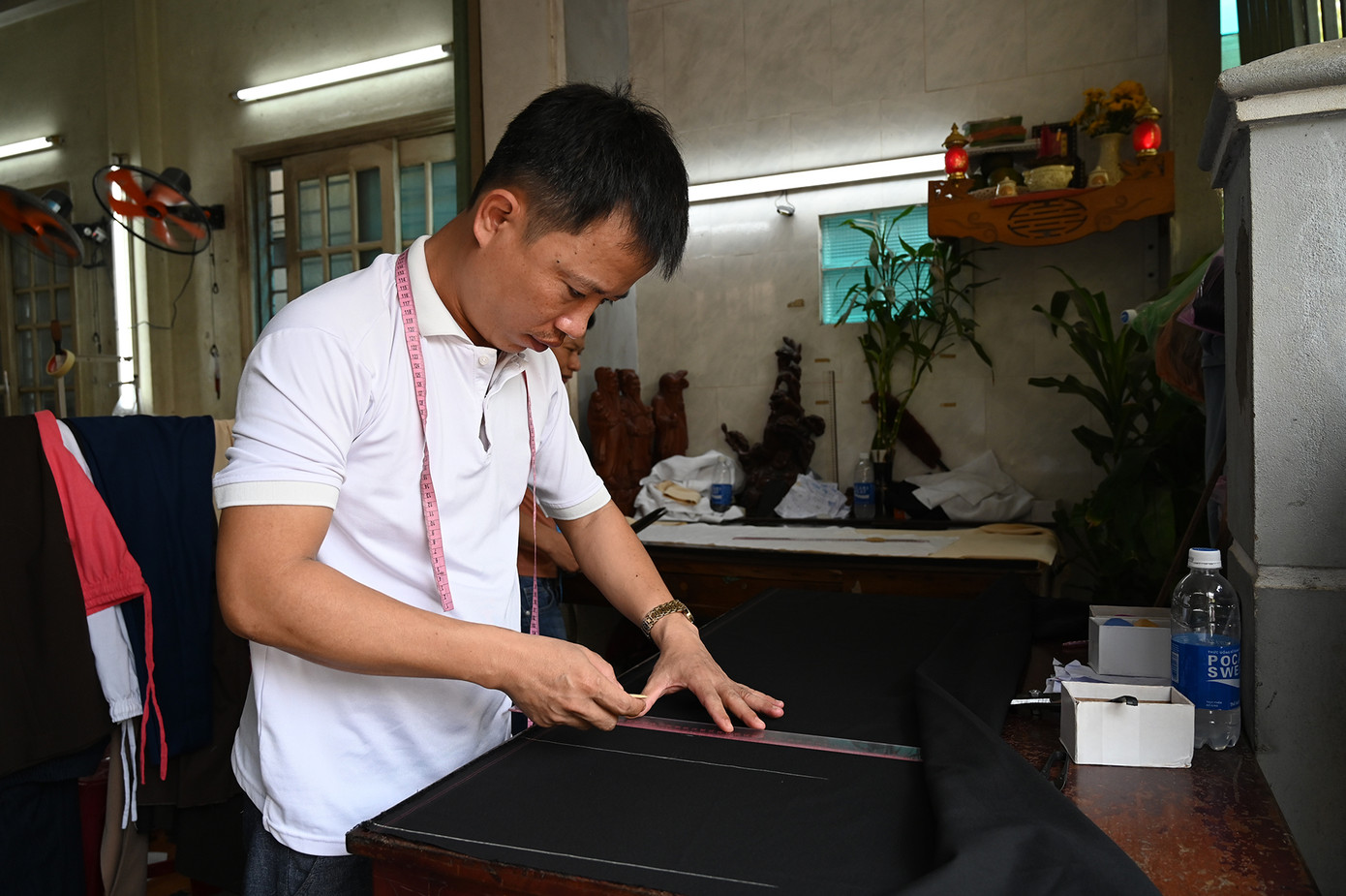 Do đông khách, mỗi bộ đồ chỉ được may trong vòng 2-4 tiếng, nên cần đội ngũ thợ may đông. Do đó mỗi sản phẩm thường có 2-3 thợ may đảm nhiệm cùng lúc. (Ảnh: Huỳnh Như)