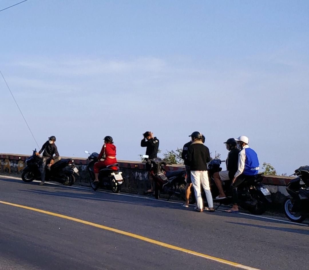 Đặc biệt là vào những ngày cuối tuần, các bạn trẻ Đà Nẵng có sở thích “phượt” đèo Hải Vân. Ảnh: Phạm Uyên. Đặc biệt là vào những ngày cuối tuần, các bạn trẻ Đà Nẵng có sở thích “phượt” đèo Hải Vân. Ảnh: Phạm Uyên.