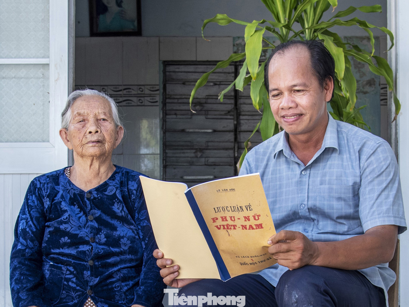 Tác giả và cụ bà Đoàn Ngọc Sơ (94 tuổi) trao đổi nội dung cuốn sách Lược luận về phụ nữ Việt Nam của tác giả là Lê Văn Hòe.