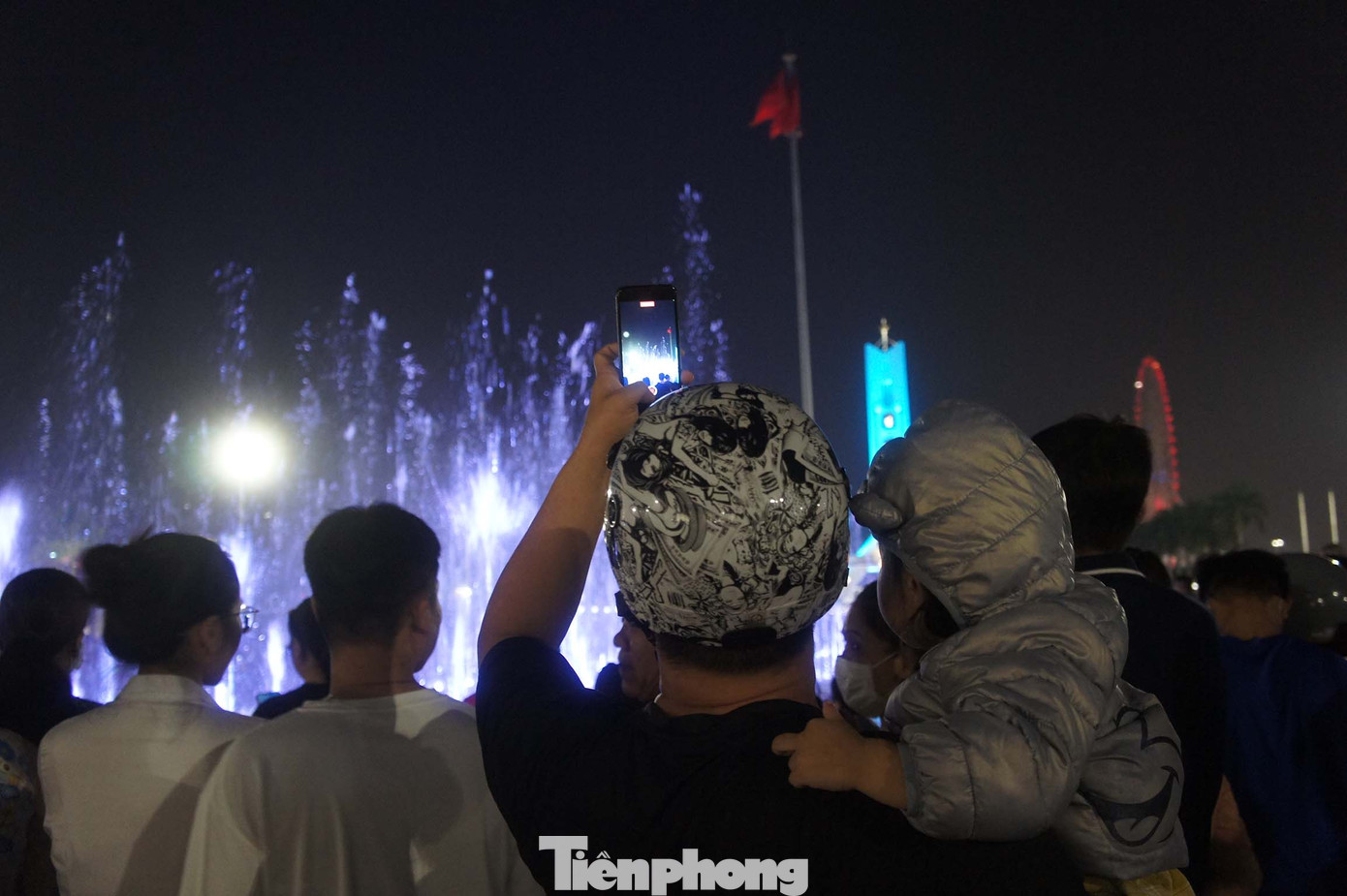 Ai nấy đều thích thú trước khoảnh khắc nước phun lên hòa cùng những giai điệu và ánh sáng kỳ ảo muôn màu.