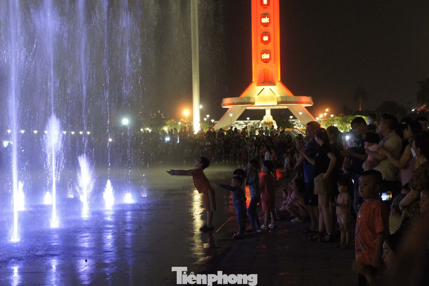 Những em nhỏ đến đây vui chơi đều trong sự giám sát của gia đình.