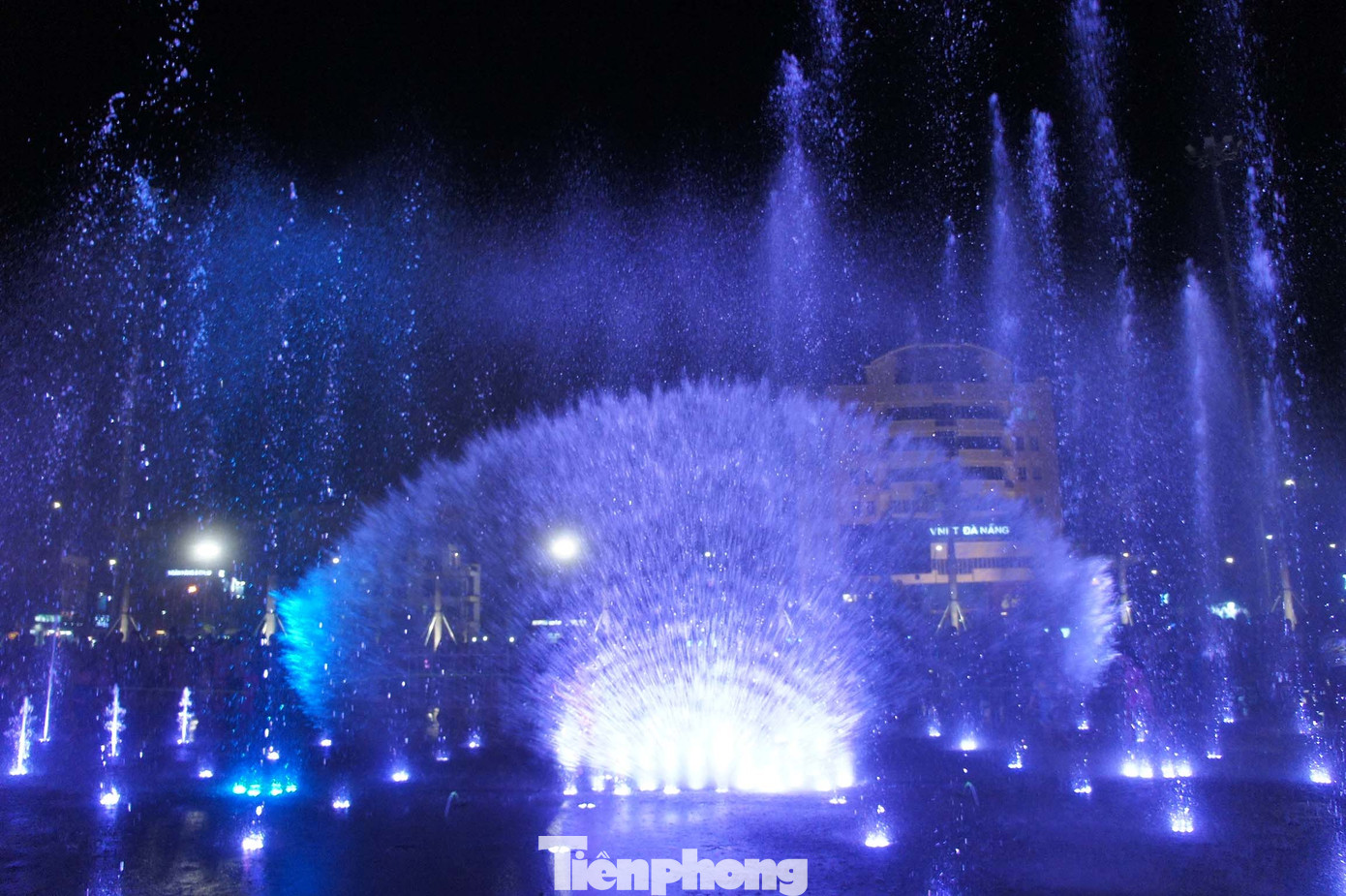 Với gần 250 họng phun kết hợp đèn chiếu sáng, đèn laser, cùng hệ thống 7 giàn phun tạo nền và tạo điểm nhấn, du khách cũng như người dân đến đây tham quan được trải nghiệm những màn trình diễn nghệ thuật vô cùng mãn nhãn.