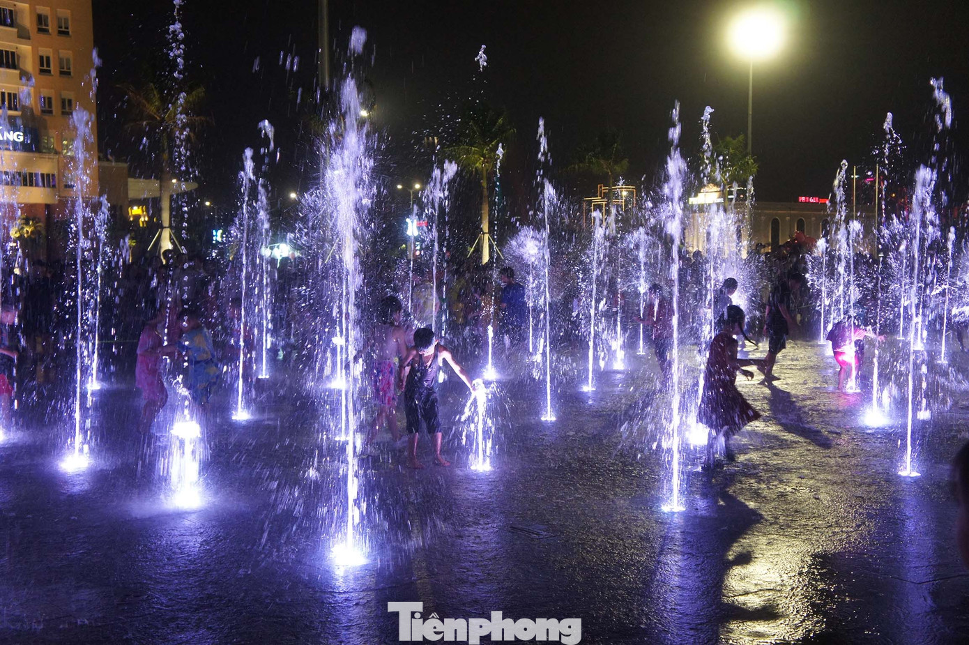 Thích thú nhất có lẽ là các em nhỏ, khi được gia đình đưa đến đây vui chơi. Ông Lê Phi Dũng (65 tuổi, người dân Đà Nẵng) chia sẻ: “Tôi đến đây để dắt các cháu đi chơi, nó rất là vui, mình cũng vui theo”.