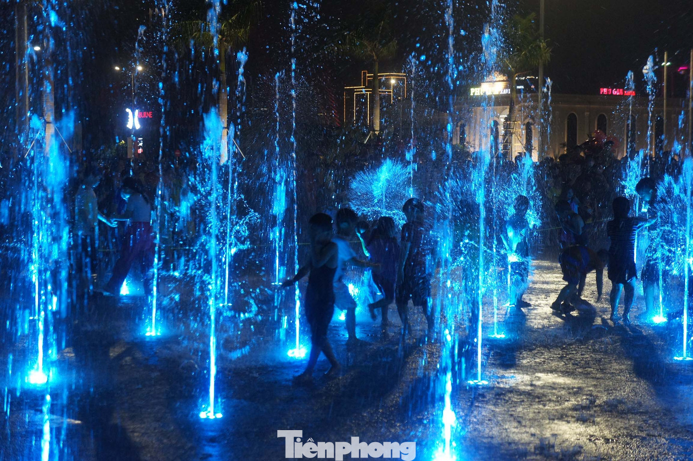 Thích thú nhất có lẽ là các em nhỏ, khi được gia đình đưa đến đây vui chơi. Ông Lê Phi Dũng (65 tuổi, người dân Đà Nẵng) chia sẻ: “Tôi đến đây để dắt các cháu đi chơi, nó rất là vui, mình cũng vui theo”.