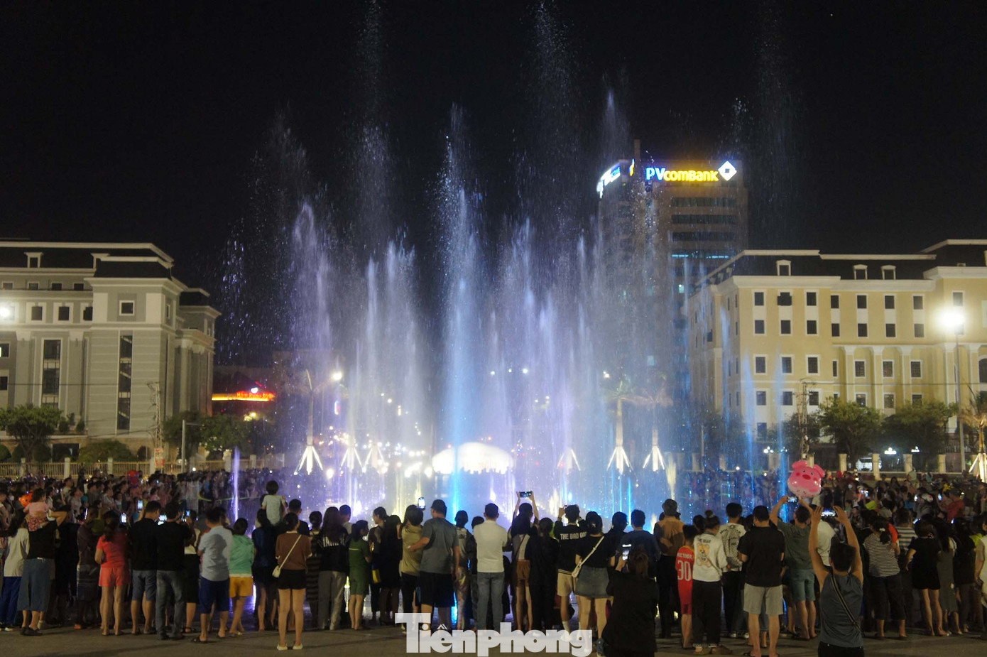 Điểm đến “hot” nhất nhì tại Đà Nẵng những ngày qua chính là sàn nhạc nước nghệ thuật tại Quảng trường 29-3, nằm trên đường 2/9 (quận Hải Châu, TP. Đà Nẵng). Mỗi tối, cả ngàn người vẫn đổ về đây, chứng minh sức hút của địa điểm này.