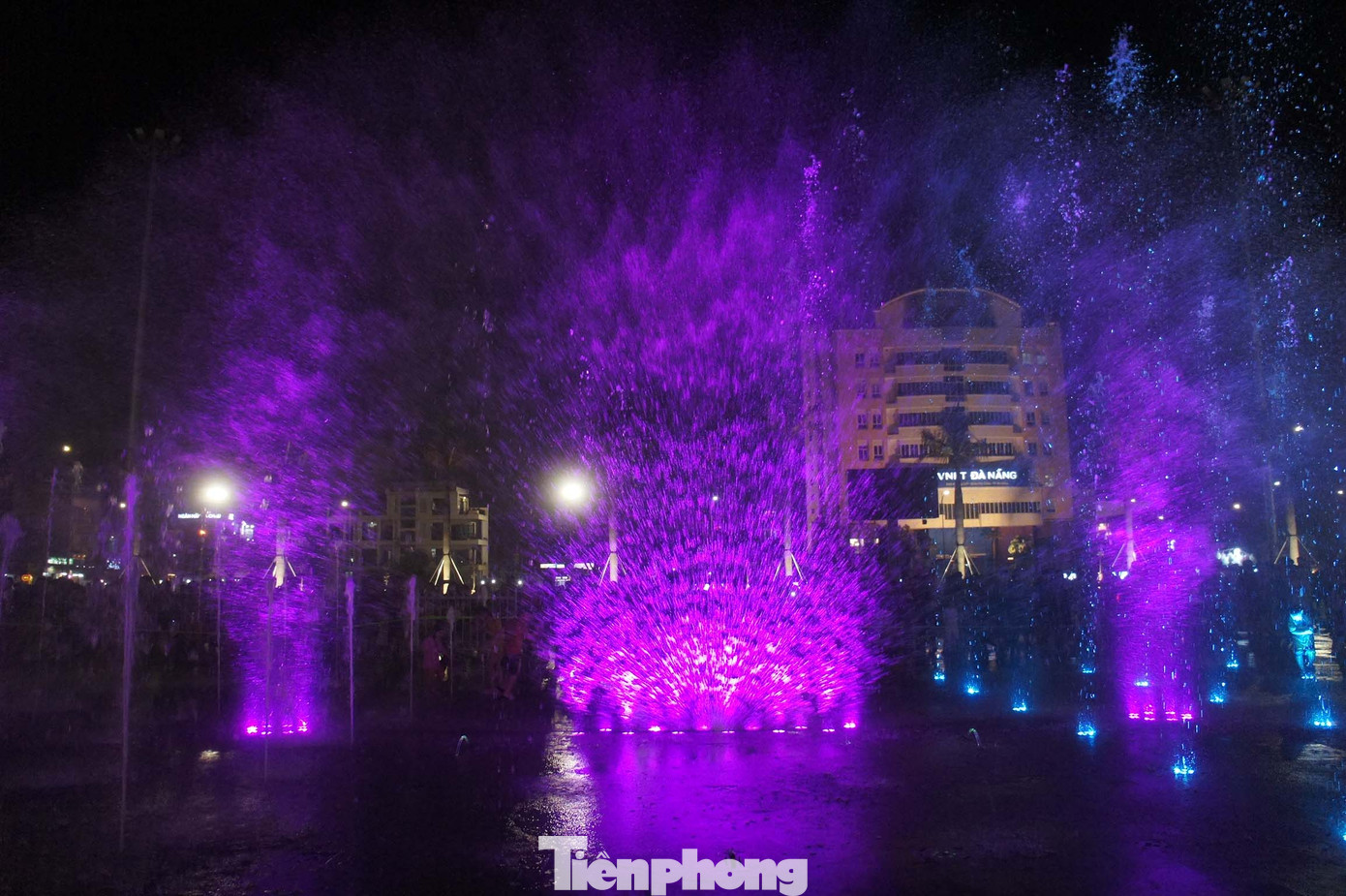 24 bài hát được lập trình tại sàn nhạc nước nghệ thuật Quảng trường 29-3, phong phú, đa dạng các chủ đề mang tính thư giãn và phục vụ các dịp Tết, lễ hội…