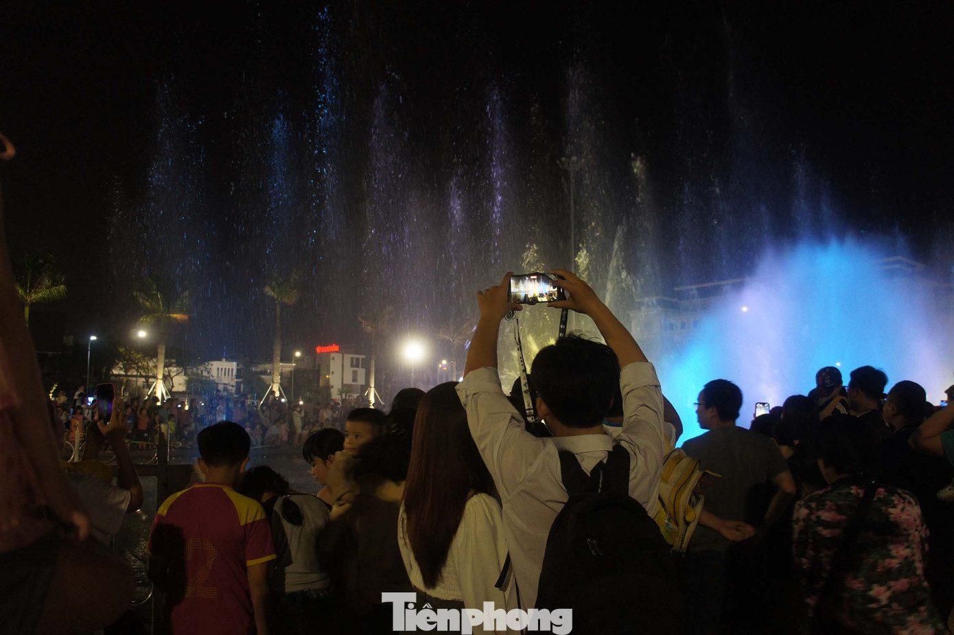 Các bạn trẻ “bon chen” để check-in, ghi lại những hình ảnh đẹp cho mình.