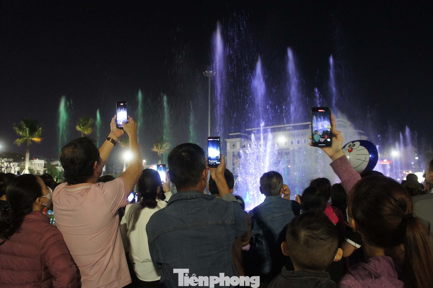Ai nấy đều thích thú trước khoảnh khắc nước phun lên hòa cùng những giai điệu và ánh sáng kỳ ảo muôn màu.