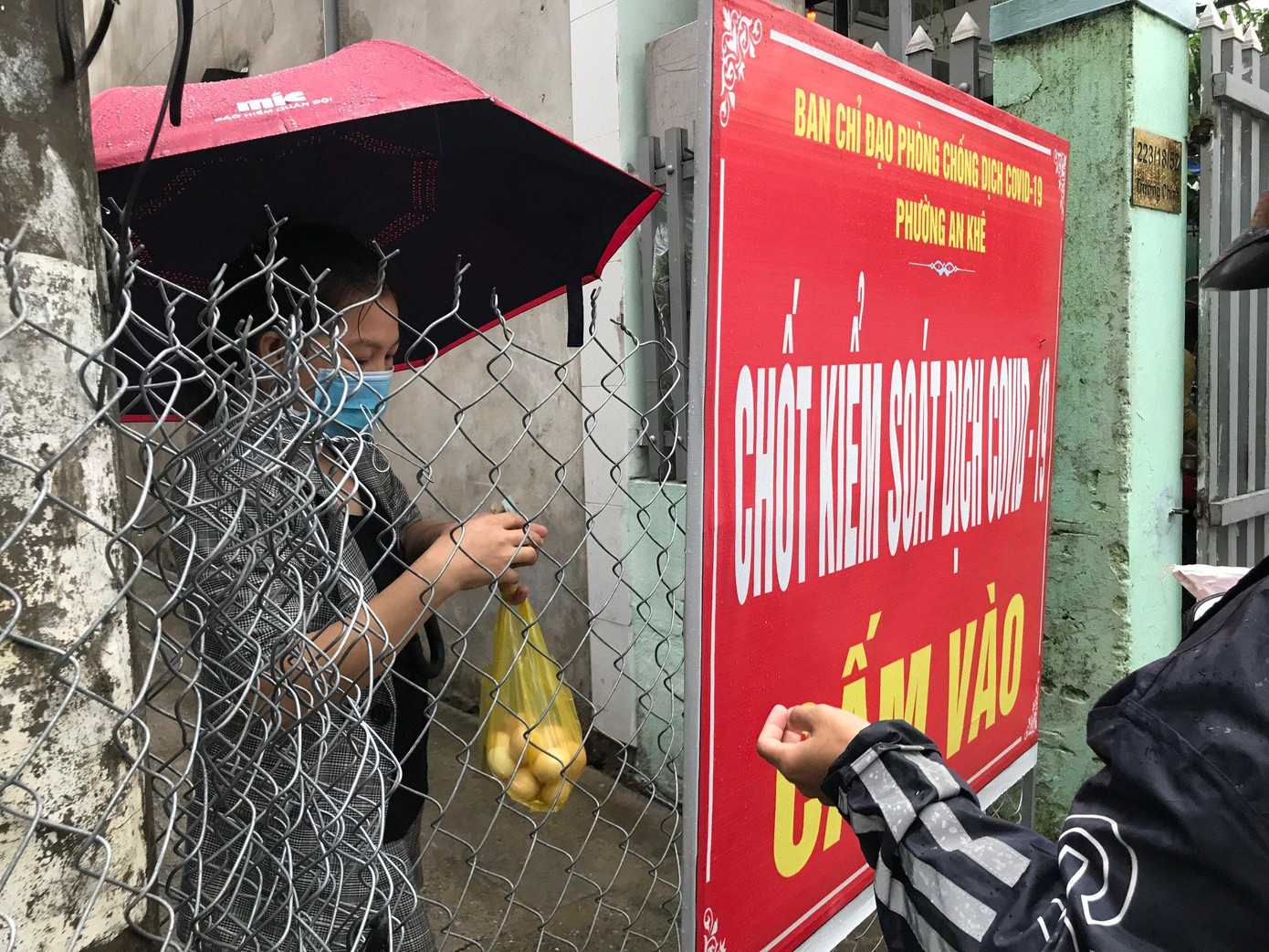 Kiệt 223/18/96 Trường Chinh (phường An Khê, quận Thanh Khê) với 23 hộ/91 nhân khẩu cũng là 1 trong 2 điểm cuối cùng của TP Đà Nẵng còn bị phong tỏa - ảnh Th.L