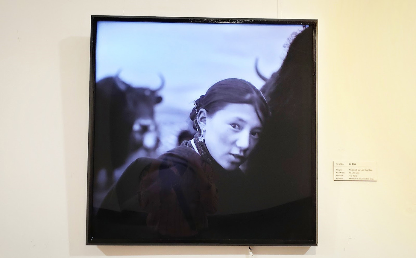 Nhiếp ảnh gia Lâm Đức Hiền sinh năm 1966 bên bờ sông Mê Kông, đoạn chảy qua thị trấn Paksé phía Nam Lào, sang Pháp năm 1977. Ông đã đoạt nhiều giải thưởng nhiếp ảnh, trong đó có những giải danh giá như Giải thưởng Leica, Giải Great European của thành phố Vevey, Ảnh Báo chí thế giới... Ảnh: Hằng - Hà.