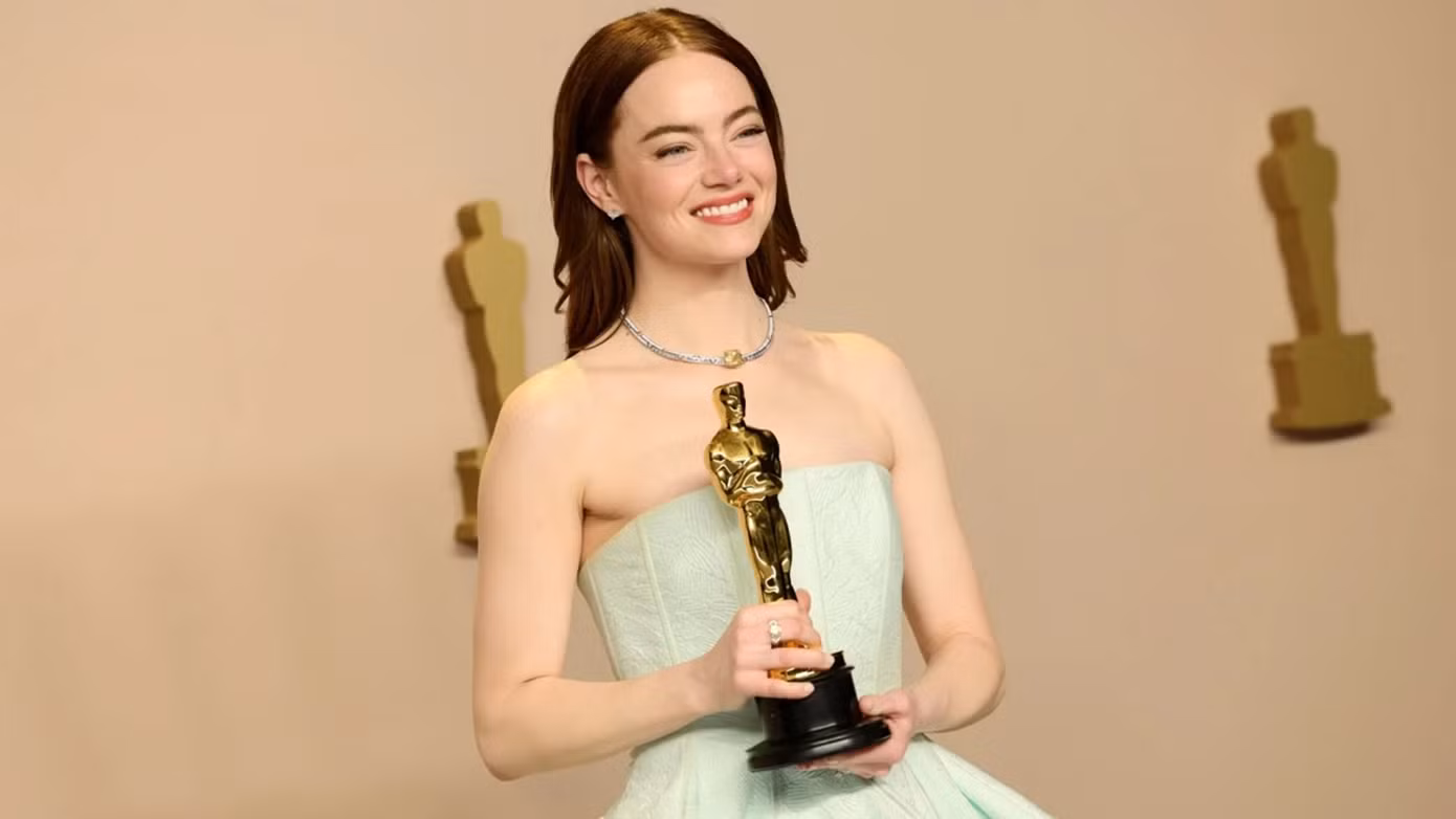 Emma Stone hạnh phúc với tượng vàng Oscar thứ hai của mình với vai diễn Bella Baxter trong Poor Things. Nguồn: Mashable.