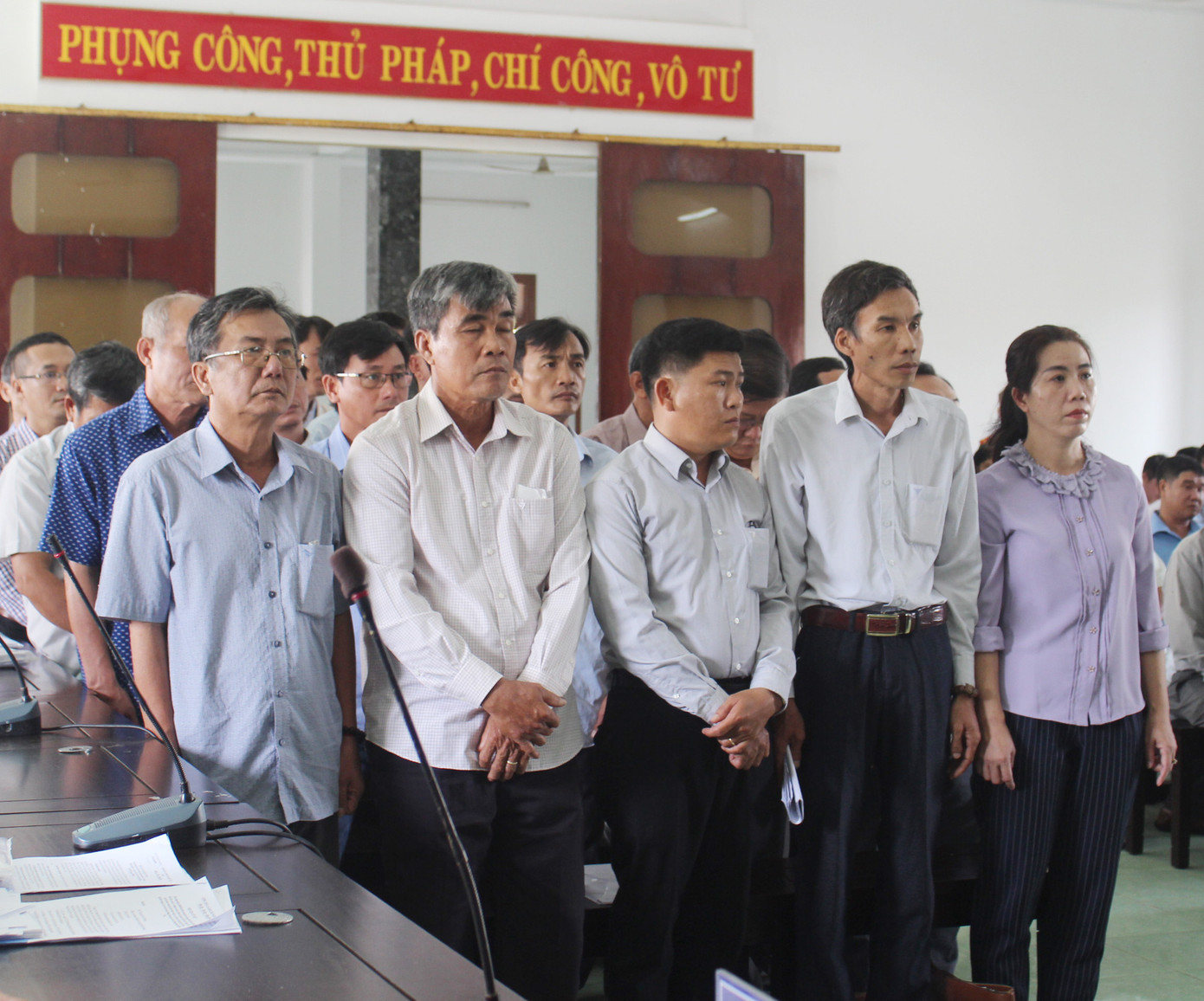 Các bị cáo nghe đọc cáo trạng truy tố. Ảnh: Huyền Oanh