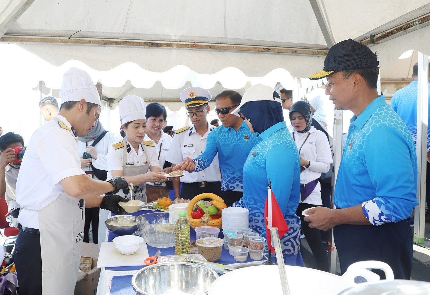 Hải quân Việt Nam giao lưu văn hóa, ẩm thực trong khuôn khổ diễn tập Komodo 2023. (Ảnh: Hoàng Diệu)
