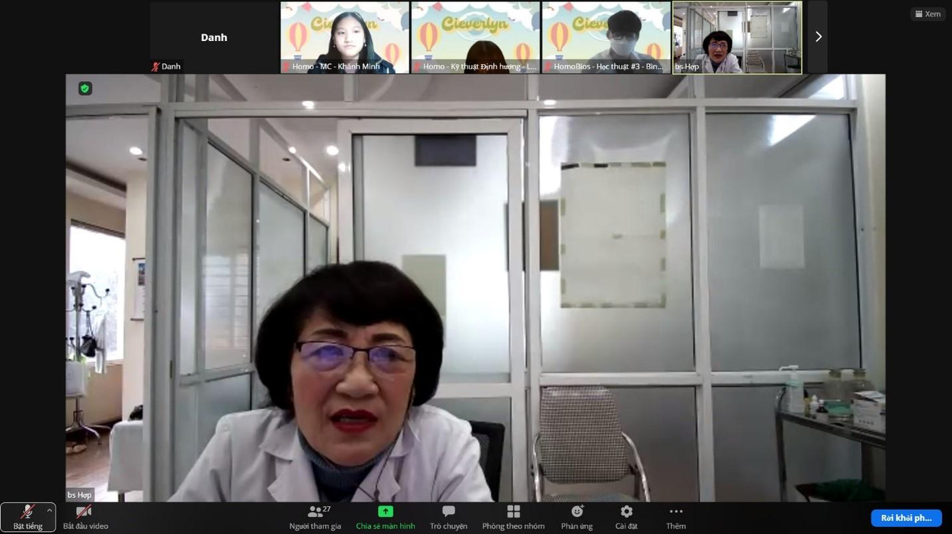 Người tham gia được nghe những chia sẻ của bác sĩ Trần Thị Hợp - Ảnh Diệp Danh